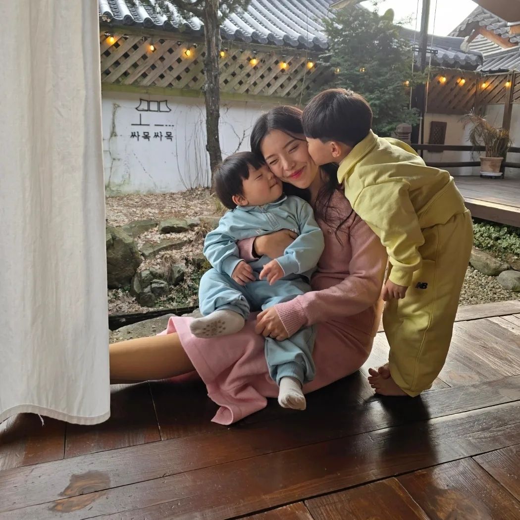 #전주여행 #한옥여행지 

맞아 나 아들둘맘이지
하 행복하다 정말 😂

사진한장 건지기... 어렵네
오히려 설정샷 안한게 더 잘나옴 🩷
내 사랑둥이들(말 좀 잘들어줄래?)