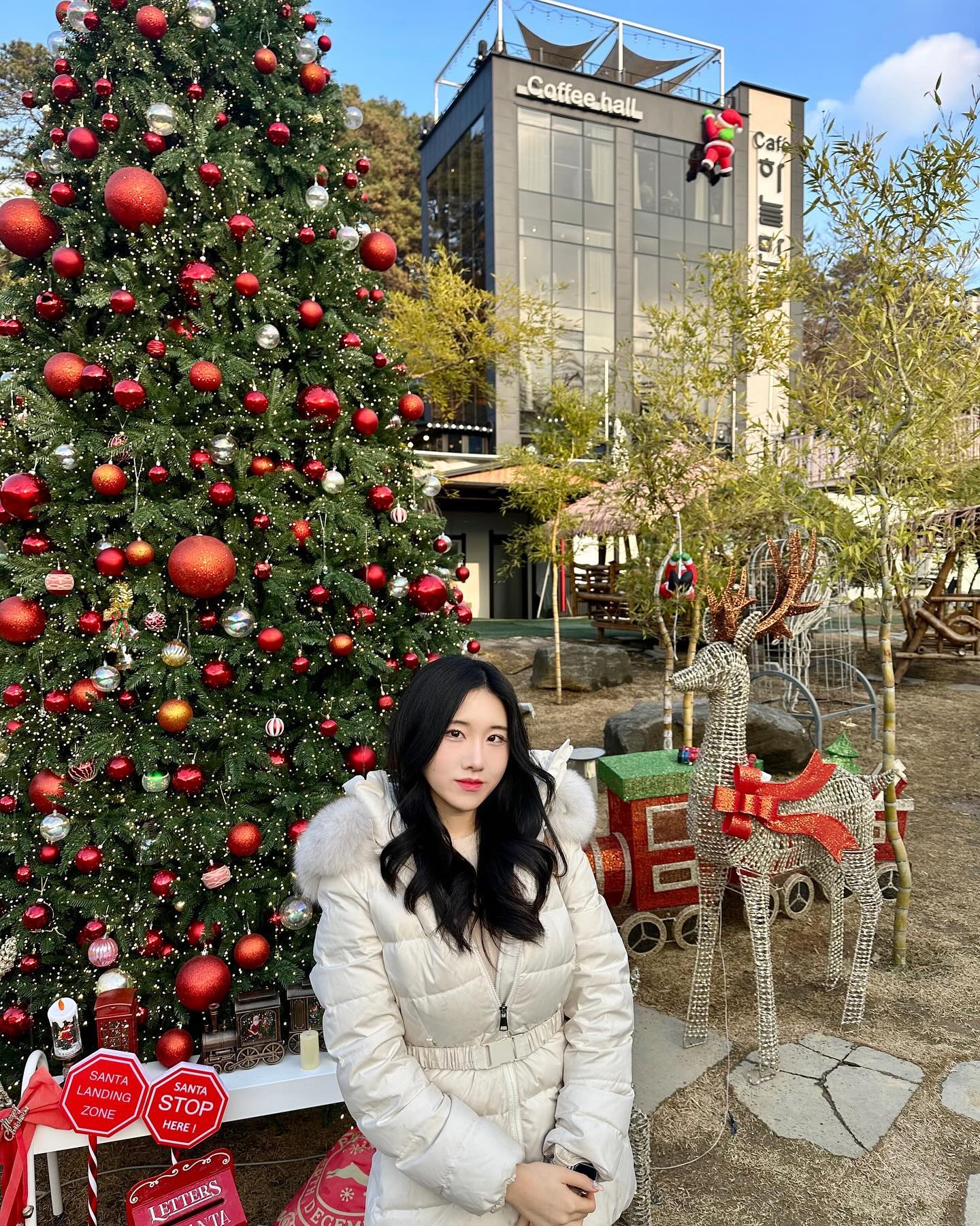 오늘 2023년 마지막이라니🥹
모두모두 새해복 많이 받으세요🫶🏻🤍🎁🎁
오늘 2/31 판암동 하늘만큼에서 불꽃놀이를 한다구!?
12월 막날에 진행되는 불꽃놀이보기전에
바로 옆에 있는 한옥뷰 #쌍청고기마을 에서 

소고기 먹고  #하늘만큼 에서 이쁘게 사진 찍구
마무리로 불꽃놀이 구경가자아🫶🏻

#하늘만큼 
📍장소: 대전 동구 동부로33번길 46-58
⏰ 영업시간: 11:00~22:00 / 라스트오더 21:15
✔️ 휴무 없음
🎇 불꽃놀이 시작 시간 : 12/31 일요일 저녁 8시

#쌍청고기마을 ssangcheong_
📍대전 동구 동부로33번길 46-62
⏰영업시간 :11:00~22:00 라스트오더 20:30
✔️브레이크 타임 15:00~17:00 
✔️휴무: 월요일 

#대전맛집 #대전맛집추천 #대전맛집베스트 #대전맛집투어 #대전맛집인정 #대전데이트 #대전여행 #대전가볼만한곳 #대전데이트 #대전데이트코스 #대전데이트장소 #대전데이트장소추천 #데이트코스 #데이트코스추천 #연말모임 #연말여행 #연말이벤트 #전신샷 #연말코디