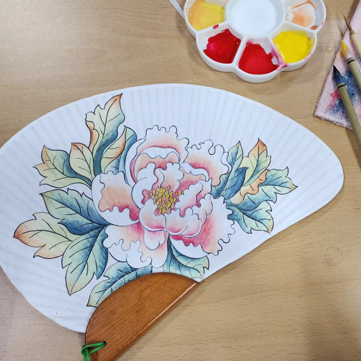 민화 부채
꽃과 잎사귀를 이틀에 걸쳐 채색을 완성했습니다. 민화 그리기에서는 "바림"이라는 그라데이션 효과를 붓으로 섬세하게 표현해야 하는 섬세한 작업이 많았습니다. 1차,2차,3차에 걸쳐 명암을 덧칠하듯이 채색붓과 바림붓을 이용해서 수건에 물기를 닦아가며 투명하게 잘 표현해야 했습니다. 처음에는 낯설었지만 익숙해지긴 해서 조금 빠르게 2차 3차 채색을 한번에 칠하면서 완성을 하였습니다. 선생님이 저에게 수채화 배웠는지 물어보셨네요.. 민화 방법이랑 다른데 수채화 기법으로 그리는 스타일이 남아있어서 그런지~^^ 그냥 중 고등학교때 그린게 다인 나인데~ 
#민화 #민화그리기 #Minhwa
#민화🖌️ #송파구1인가구지원센터 #koreantraditionalpainting