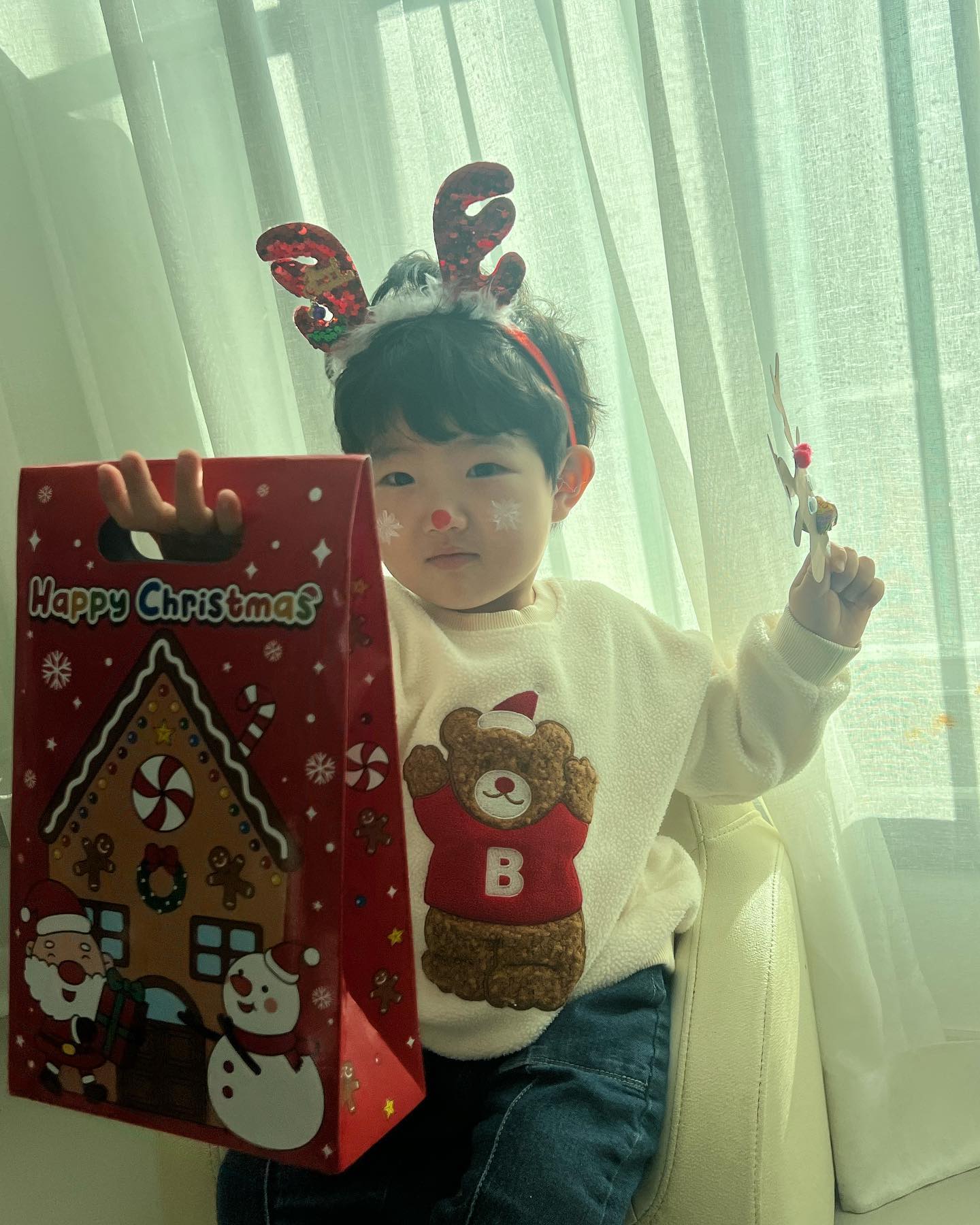 어떻게 내 배에서 이런 귀여운게 나왔나 모르겠다
요즘은 사춘기도 빨리온다는데
쪼매만 천천히 컸으면 좋겠다🥹❤️❤️❤️❤️❤️❤️
#메리크리스마스 #애교쟁이 #D1030 #34개월아기