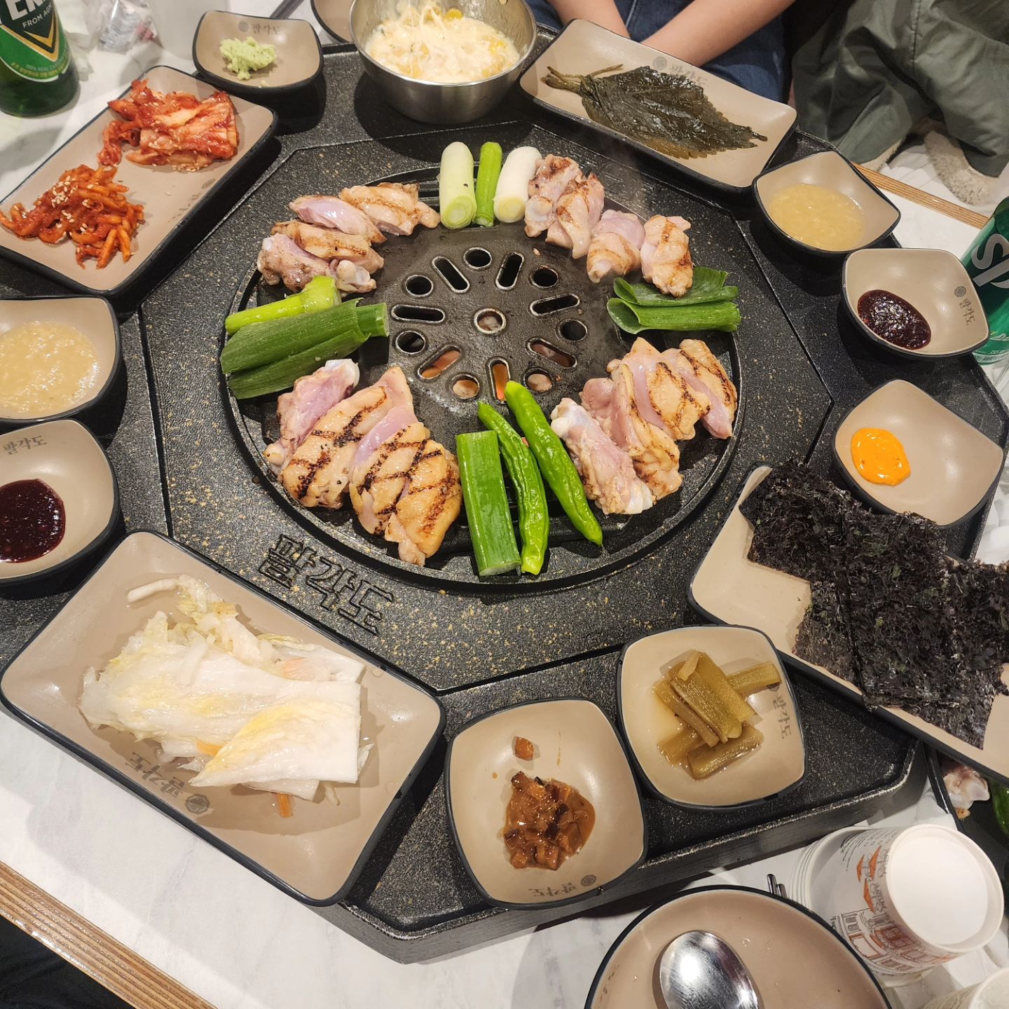 2주만의 외식 및 외출한 어제😍
영화보고 팔각도에서 저녁 먹었답니다😆

닭고기 지겨웠는데 숯불닭고기 먹으니 색다르더라구용ㅋㅋ
닭목살도 굿굿👍👍 마무리는 철판닭갈비볶음밥으로

애들은 후식으로 탕후루 먹었지요~~ 새로 나온 레몬탕후루 큰따님이 시다고🤣🤣🤣

집에 가는길에 들린 문구점에서 그로밋 여권케이스 발견했는데 큰따님이 사줬어요~~

오랜만에 나오니 좋네용ㅋㅋ 이제 그만 아프기로!!

#팔각도  #숯불닭구이 #레몬탕후루 #여권케이스 #오랜만외식 #아프지말자