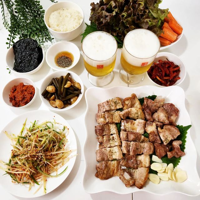 정찌 on Instagram: "오늘은 삼교비랑 목살로 꼬기부림 ♡♡
노릇노릇 구운 삼겹살은 파채 넣어 쌈으로
와아앙 먹어주고 목살은 밥에 척 얹어먹으면
이거이 소맥을 콸콸콸 부르는 안주랍니당 !!!
한끼승부 프리미엄 돼지고기인데요,
일등급 이상 한돈이라 잡내나 누린내가
1도 없이 신선한 고기라 나이스 ~~~
에프로 구움 기름 쪽 빠져 을메나 맛나게용
곁들임으로 파채랑 허브솔트.참소스가 와서
지금 한끼승부에 가입하면 삼겹살 2인분을
무료 증정하고 또 삼겹살 1+1 이벤트 까지
풍성하게 진행하고 있으니 참고하세요 ㅎㅎ
.
@allout_meal
#광고#한끼승부#초신선#국내산돼지#캠핑고기#온라인정육점#돼지고기추천#한돈요리#한돈레시피#한돈추천#한돈#저녁메뉴추천#저녁에뭐먹지#삼겹살맛집 #목살맛집 #쌈밥 #쌈밥맛집 #고기반찬 #맞팔환영 #먹스타환영 #먹스타맞팔 #먹스타소통"