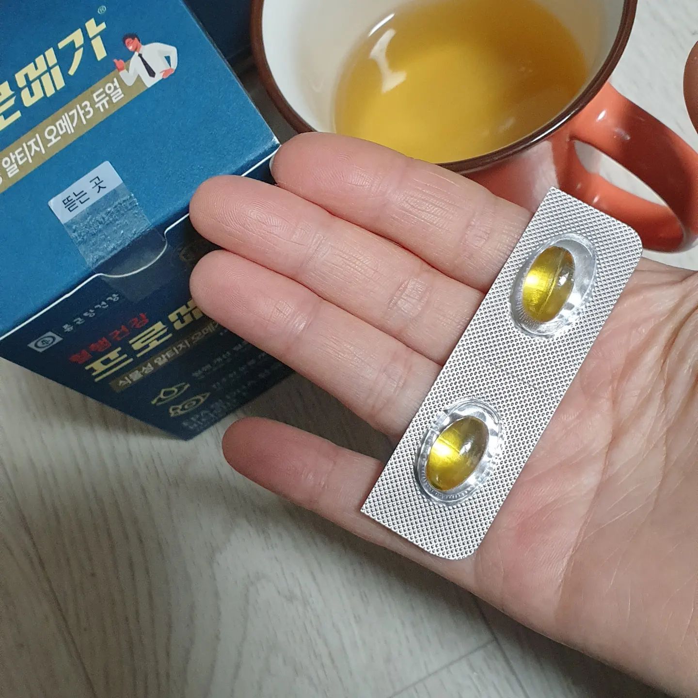 2024년02월22일

올해 첫 피드는 체험단으로 시작!
회사로들어가 일한지 한달하고 반이된시점,
검사일을하다보니 눈을 많이써야해서 건조해질때가 종종있어서 기존에도 타사 오메가3를 챙기고있었는데 그건 알이좀 크고
트름하면 그특유 비린내가 올라오니 좀 껄끄러웠는데 종근당몰에서 진행한 프로메가 식물성 알티지오메가3듀얼은 일단 알이작아서 목넘김도 상당히 좋네요.

오늘 아침식사하고 2알섭취.
기존꺼는 1알섭취였는데 2알이어도 알이작으니 좋고 비린내도 안올라오고 좋아요.

👏프로메가 식물성 알티지 오메가3

👉100% 식물성이어서 소화가 편해요!
👉알티지형 오메가3여서 흡수율도 높일수 있어요!

👉고순도 원료를 사용
👉오메가3에 비타민D와E까지 포함

오메가3하면 아시죠?

❤건조한 눈 개선
💛혈행개선 혈중 중성 지질개선

하루 한번 2알씩 케어해주려구요!

#협찬
#종근당건강
#종근당몰 
#프로메가식물성알티지오메가3듀얼 
#체험단 

ckdhc__official