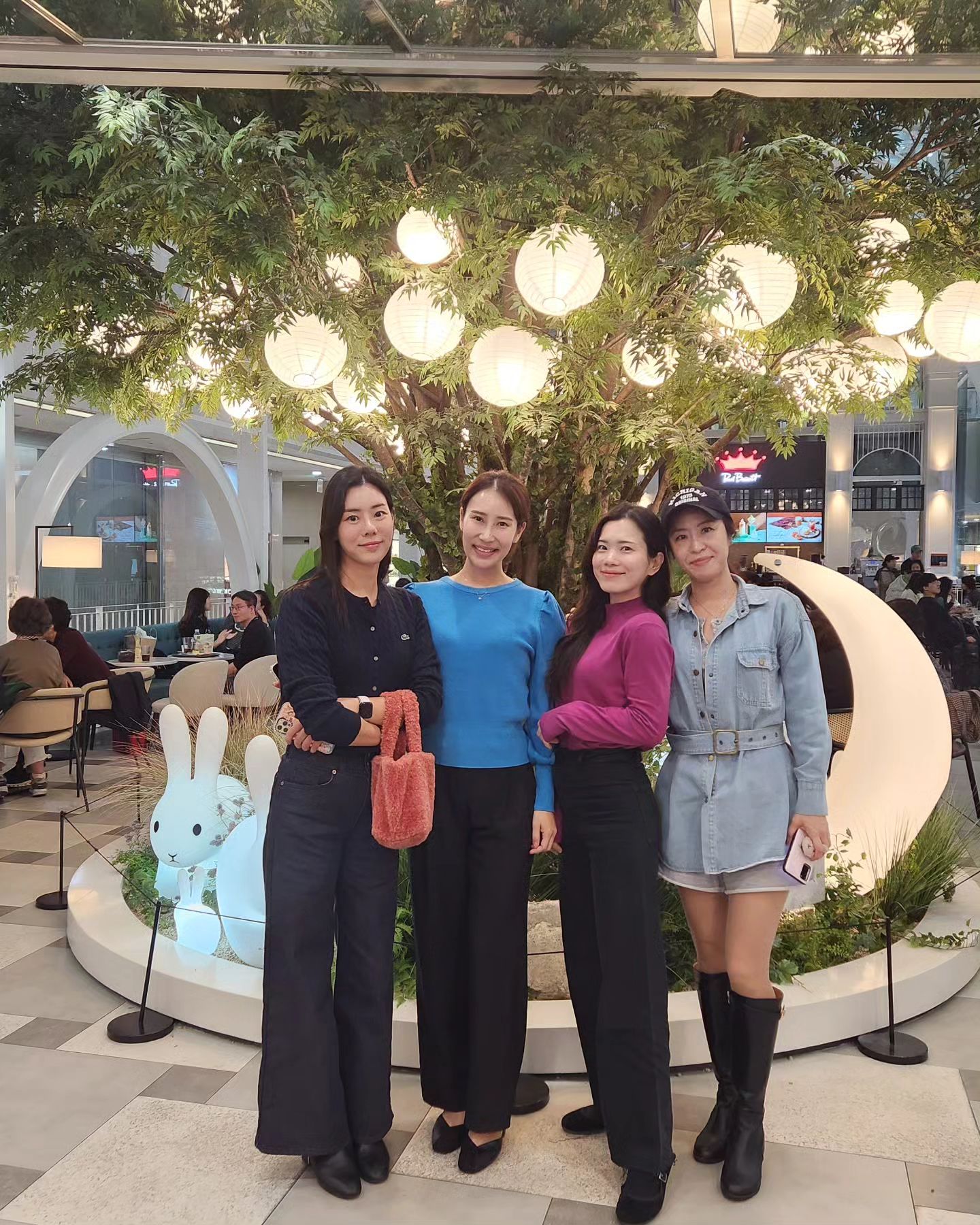 청량리에서 #모임 너무즐거웠어♥
고마워요 내 육아동지이자 인생동지들
(키작아서 슬픈 사진)ㅋㅋㅋㅋ

#162 #육아동지 #자부모임 #자부 #낮데이트