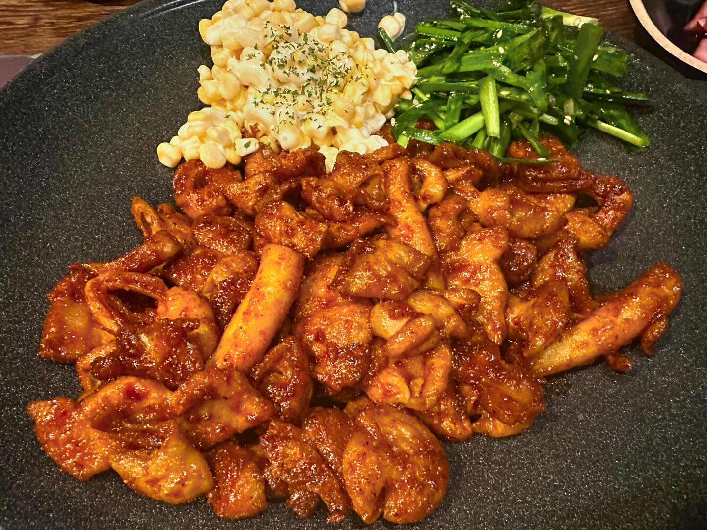 #곱분이곱창 
유명한 곱창맛집 곱분이곱창에 다녀왔어요 :) 
직화 모듬 구이를 좋아해서 자주 방문하는 곳으로
처음으로 🌟직화 삼겹 모듬 🌟 을 주문해봤습니당 ! 

점바점이 심한 것인지는 모르겠지만 ••• 
직화 삼겹 모듬은 굉장히 실망적이였어요.
양념맛은 좋았지만 삼겹살이 많이 익었는지 엄청 딱딱했거등요 ㅠ 

그래도 이후에 먹은 야채곱창과 볶음밥은 너무 맛있었습니당 😋 

🌟🌟🌟 자세한 리뷰는 블로그를 참고해주세요 🌟🌟🌟

#곱분이네곱창 #남양주 #남양주가볼만한곳 #냠양주맛집 
#남양주맛집추천 #평내호평 #먹팔 #평내호평맛집 #호평동