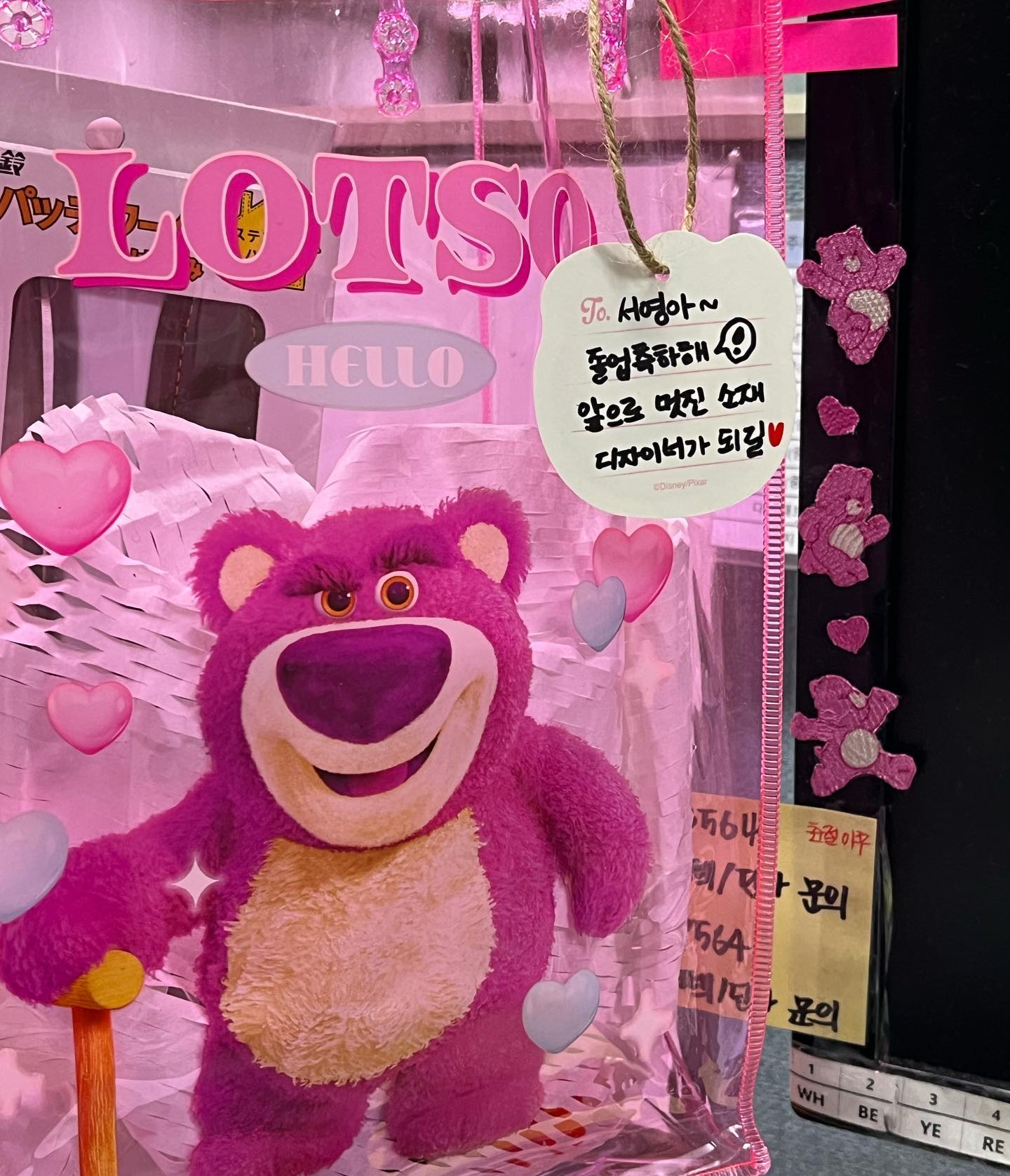 1-2. 졸업도 전에 내게 온 새내기 막내..나 또한 운좋게 졸업전 취업을 했고 비슷한 동네에 지각한번없이 성실히 일하는 모습에 감정이입🥹나도 여러사람을 겪었기에 최대한 좋은 본보기가 되고싶고 많이 알려주고 싶은 동생. 만난지 얼마안되서 취향은 잘 모르지만 문득 내가 사수에게 받았던 선물 중 제일 좋았던게 뭔지 생각해보았다. 소재라면 필수인 일제가위와 핀봉없이 핀통에서 꺼내쓰고 줄자도 빌려쓰는거 보고 준비한 소재디자이너 3종세트🎁
3. 아직도 잊지못할 2015년 사수팀장님이 선물해주신 다가올 신년 다이어리와 일제재단가위,감동적인 카드
4. 원단을 많이 자르면 가위가 두동강이 날수도 있다는 걸 알게된 2013년 어느날. 초심이 흔들릴때마다 찾아보는 사진
#뇌물#라떼이즈홀스