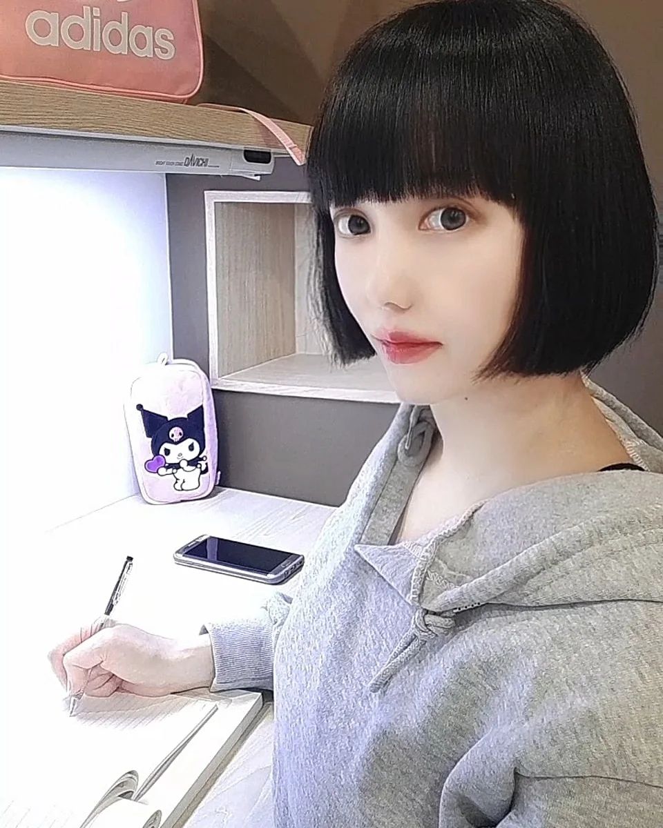 #협찬 #더킹스터디카페 #청라동독서실
일주일 내내 이용하고 있는데 
정말 공부에만 오롯이 집중할수있어서, 
어느새 저만의 행복한 장소가 되었어영😃📚
다양한 좌석종류의 1인실🙂
📃룸공간이 있고, 
📖오픈되어있는 좌석공간이 있는데요~
의자도 다르고, 자리마다 분위기가 달라서 그때그때 기분에 따라 선택할수있어서 좋아영~😉
창가쪽은 낮에 이용하면 개방감을 느끼며 공부할수있어요🎐
고등학생 이상부터 이용이 가능해서 저는 다행이었어요🙃이용을 원할때는 보호자와 함께 이용가능하구영😀
밝고 모던한 인테리어와 넓은 카페테리아 공간이 있어서, 공부하다 휴식하고 싶을때에는 구비되어있는 간식과 음료수를 먹으며 편하게 이용할수있어요🍫🧃
울이 모두 열공해서 훌륭한 사람이 됩시당👑💕 

#인천서구 #인천청라한내로 #독서실 #스터디카페 #더킹스터디카페청라수자인점 #청라동스터디카페 #인천스터디카페 #인천서구스터디카페