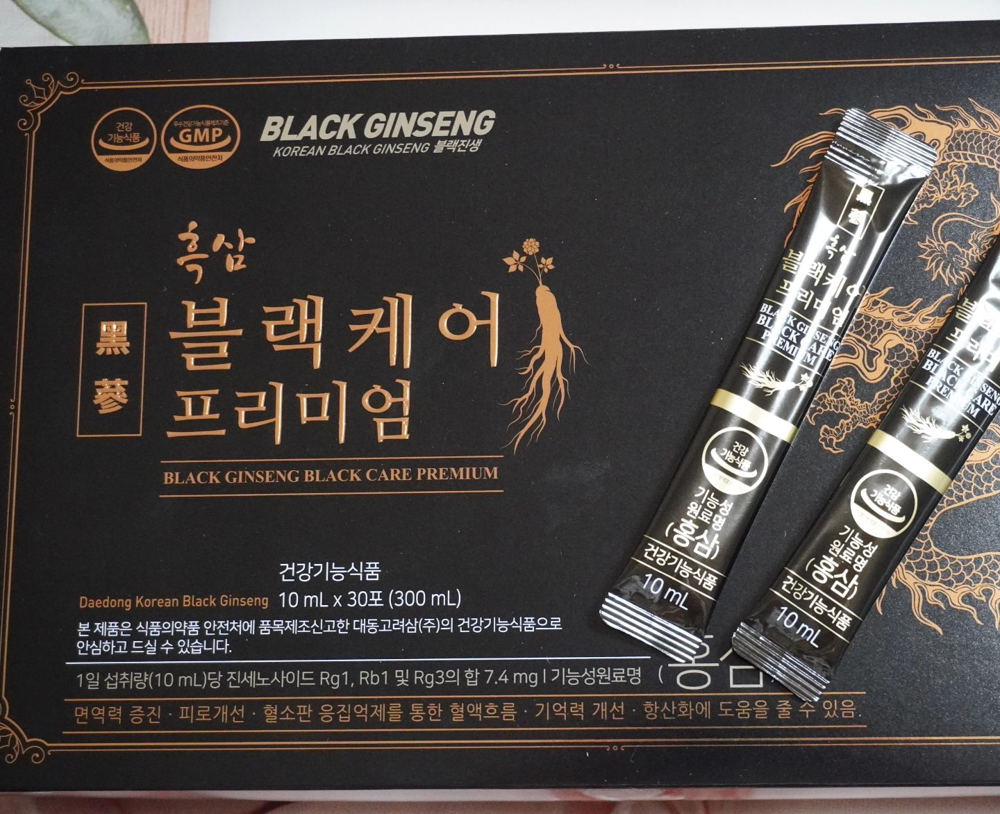 #협찬 
면역력이 떨어지는 나를위해 챙기는 흑삼!
날씨도 더워지다보니 무기력함이 늘어가기도 하고 
지친 하루가 아닌 활기찬 일상을 위해 챙기는 흑삼블랙케어에요 

흑삼은 인삼을 찌고 말리는것을 9번 반복해서 만들었는데 
맛도 진하면서 개별포장으로 1포씩 챙기는 여름보양식이고 
진세노사이드성분이 함유되어 혈당에도 도움이 되어서 
혈당관리를 할때 챙길수 있어서 꼭 꼭챙겨먹게되더라구요 
며칠 섭취하다보니 무기력도 덜하고 아침에 일어나는것도 가뿐한 
꾸준히 섭취하면서 활기찬 일상을 보내도록 해봐야지 ㅋㅋ

#면역력 #면역력높이는방법 #면역력높이는음식
#혈행개선 #혈행개선음식 #혈행개선케어 #혈액순환개선 #혈액순환안될때 
#피로회복 #피로회복추천 #피로회복에좋은음식 
#흑삼 #흑삼효능 #진세노사이드 #사포닌 #흑삼성분 #흑삼먹는법 #흑삼가격 #흑삼진액
#블랙케어 #흑삼블랙케어  #흑삼블랙케어프리미엄 #여름보양식 #홍삼#부모님선물 #수험생선물 #수험생영양제