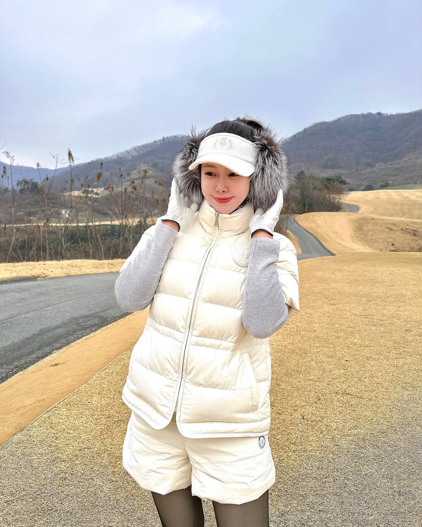 날씨 젤 따뜻한날 골라서 라운딩! 

패딩이 진짜 가볍고 따뜻했다🤍
특히 모자가 신의 두수
귀가 따뜻하니까 컨디션 업업!👍

#겨울골프 #힐링 #맥케이슨 #🫶
