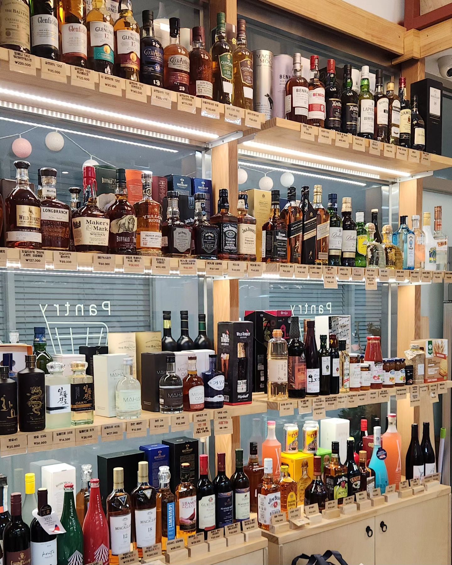 팬트리정담 pantry_jungdam
대한민국맥주박람회 X 드링크서울 에서 함께하는 주류 네트워크 ‘드링크 크롤링’의 업체를 직접 방문해봤습니다.

팬트리정담은 신대방삼거리역 근처에 위치한 바틀샵입니다. 작고 아담한 공간이지만 전통주, 와인, 스피릿, 위스키 등 술로 꽉차있어서 부족함없어 보였고, 가끔씩 막걸리 등 시음도 할 수 있는데다 사장님도 우리술조주사, 믹솔로지수료 등 지식이 해박하셔서 친절히 술에 대해 대화를 나눌 수 있었습니다 :) 
데일리샷 같은 주류주문도 받고 있었고, 여러 위스키도 제가 알고 있던 가격보다 저렴하게 나와있는게 많아 동작구, 관악구에 계신 분들이라면 방문해보셔도 좋은 곳입니다!

장소 : 서울 동작구 여의대방로 22길 121 1419호
영업시간 : 12:30 ~ 21:00 (월요일 휴무)

제가 다녔던 중고등학교 근처이자 예전에 친구 생일선물 사려고 와봤던 바틀샵인데, 제가 술을 진지하게 공부하고, 이번 드링크서울 드링크 크롤링 파트너사가 되어 다시 와보니 감회가 새로웠습니다. 저도 생일이 3일남은 시점이라 헤네시VSOP도 저렴하게 구매했습니다:)

drinkkorea_official kibex2024
#대한민국맥주박람회 #KIBEX #드링크서울 #DRINKSEOUL #주류박람회 #코엑스 #코엑스전시회
#로컬드링크 #팬트리정담 #위스키 #리큐르 #술스타그램 #우리술 #전통주 #와인 #칵테일 #맥주 #막걸리 #스피릿 #바틀샵 #신대방삼거리역 #헤네시