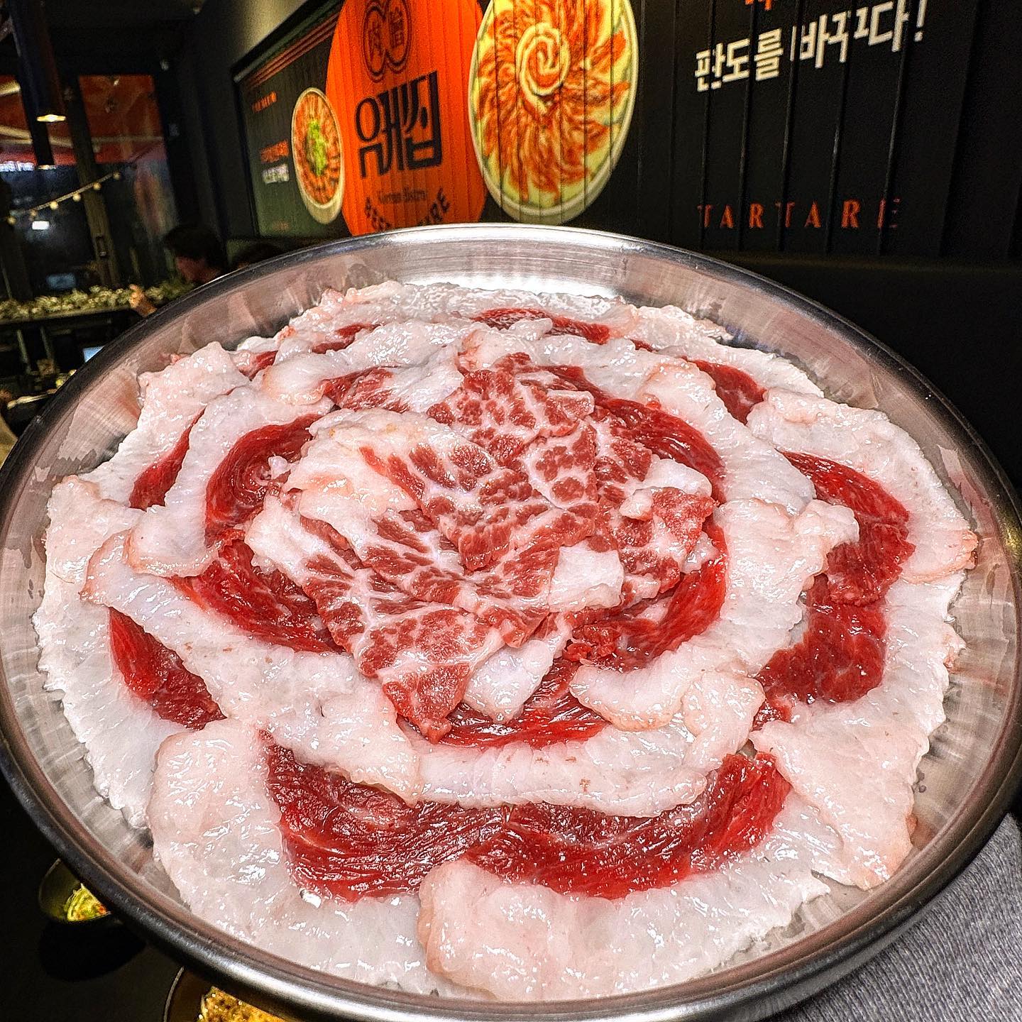 강남 알콜러버들 집중.

차돌 육사시미 매력에 푹- 빠진곳이에요.
신논현 각잡고 오픈한 안주맛집 #유케집

뒤집고 뒤집어도 꿈쩍안하는 찰진뭉티기
살짝 기름지면서 꼬-들쫀득한게 미친맛🤦🏻
분위기도 좋아서 무한대로 들어가는 술.
감태+단새우+우니 조합의 고소함 폭팔
하는 극강의 한쌈으로 두손두발 다든 곳.
( 차돌불육회덮밥등 점심 장사도 오픈 )

+ 뒤집고 뒤집어도 떨어지지 않는 쫀쫀함

🔎 매장 :유케집(nonhyun_ukzip)
▫ 주소 :서울 강남구 강남대로114길 10 

#신논현맛집 #신논현맛집추천 #신상맛집
#신논현술집 #강남맛집추천 #술안주추천