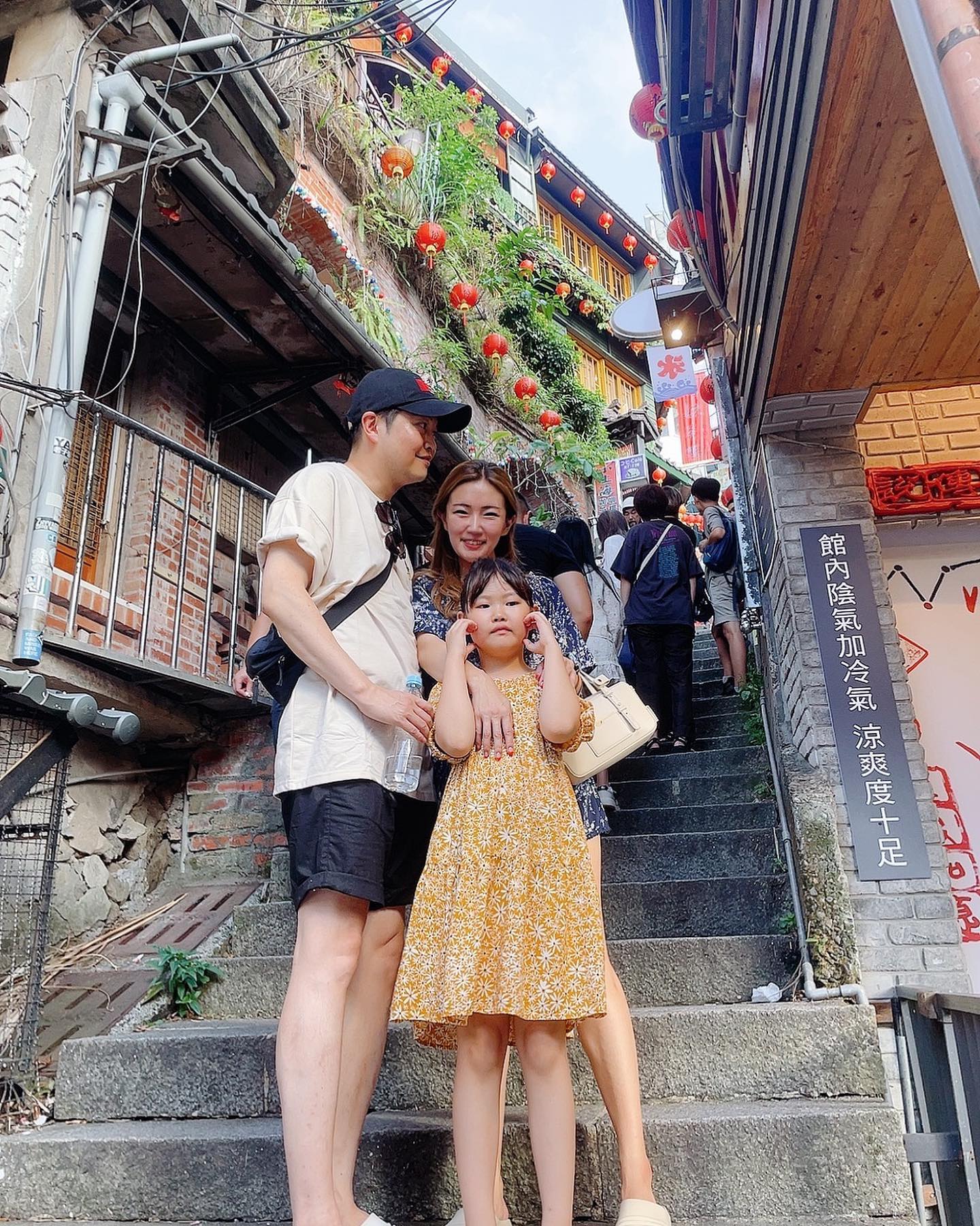 #지우펀 #센과치히로의행방불명🏮 
오는길도 꼬불꼬불 예뻤는데 도착하니 생각보다 더 예뻤던 곳🙏🏻
.
.
.
신혼때 대만여행 왔을땐 멀고 사람많을거같아서 안갔었는데 지유랑 오니 너무 좋았다♥️ 
너무 예쁜 지우펀 다음에 또 와야지🤍