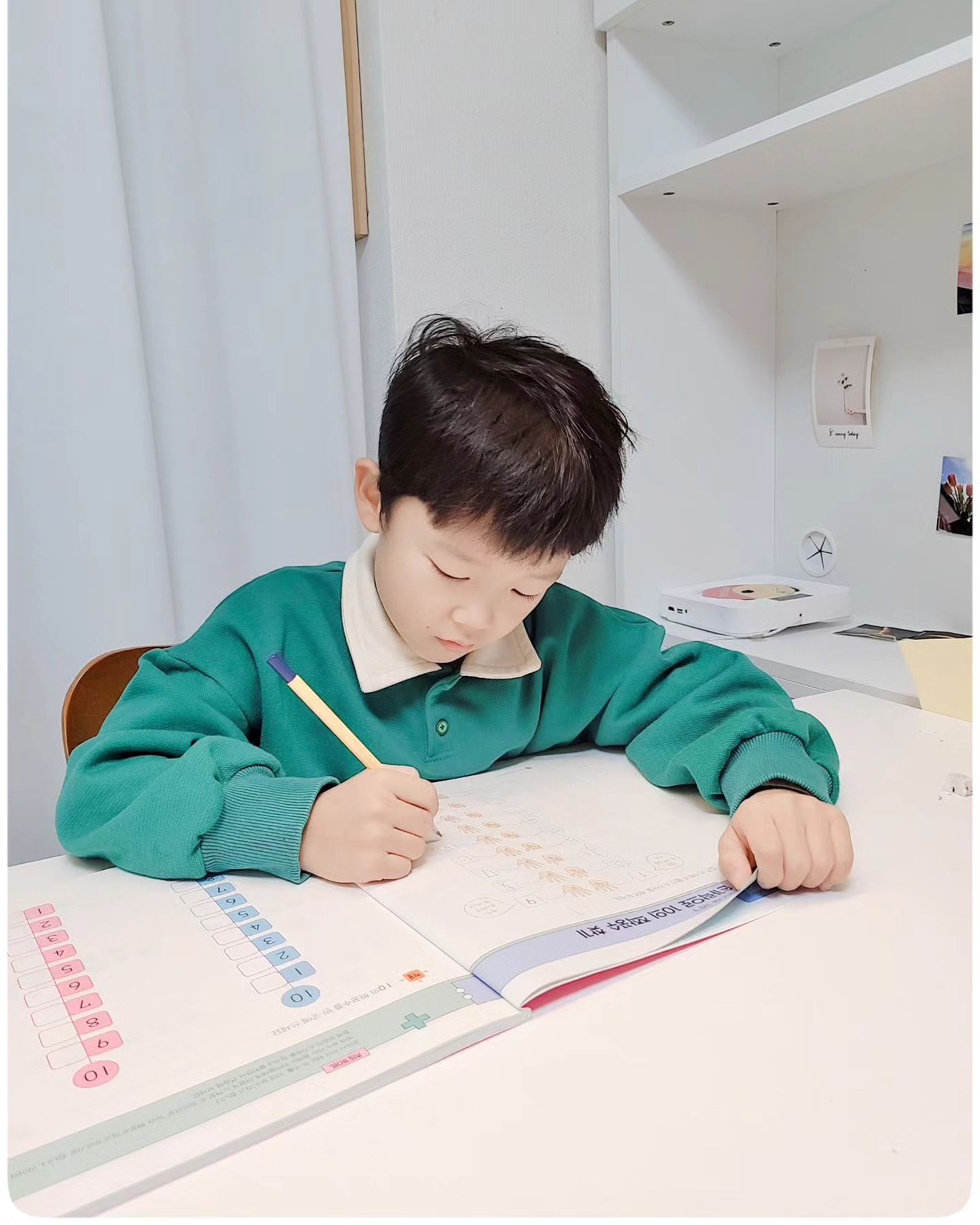 #협찬 초등학생 되기 전😊

_
시간이 정말 너무 빠르게 흐르는 것 같아요 
아기였던 게 엊그제 같은데 
벌써 내년이면 초등학교를 가네요😊

요즘은 연산도 연습을 해서 
초등학교로 가야 되더라고요 
그래서 집에서 저와 함께 
기적의 계산법연산 공부를 하고 있어요

생활속 계산으로 수와 연산이 
친해질 수 있도록 만들어진 계산법이라
아이가 스스로 조작하고 연산원리를
이해 가는 게 정말 좋더라고요👍🏻

특히나 반복 연습이 들어가다 보니 익숙해져서 스스로 활용해서 풀어 나가는 모습을 보고 어찌나 대견스럽 던지❤

매일 하루에 한장씩 저랑 함께 하고 있는데 
아이가 거부감 없이 잘하는 거보니
집에서 꾸준히 기적의 계산법으로 
연산 공부를 시켜야 겠어요 

🏷http://gilbut.co/c/23117529Bw

_
🍰 거부감 없이 재밌게 해서 만족스러워요
🍰 연산을 잡으면 수학이 쉬워진대요😍

.

.

.

#기적의계산법예비초등 #예비초등 #7세수학 #덧셈뺄셈 #유아수학 #초등학교입학준비 #취학통지서 #7세학습지 #예비초등수학
