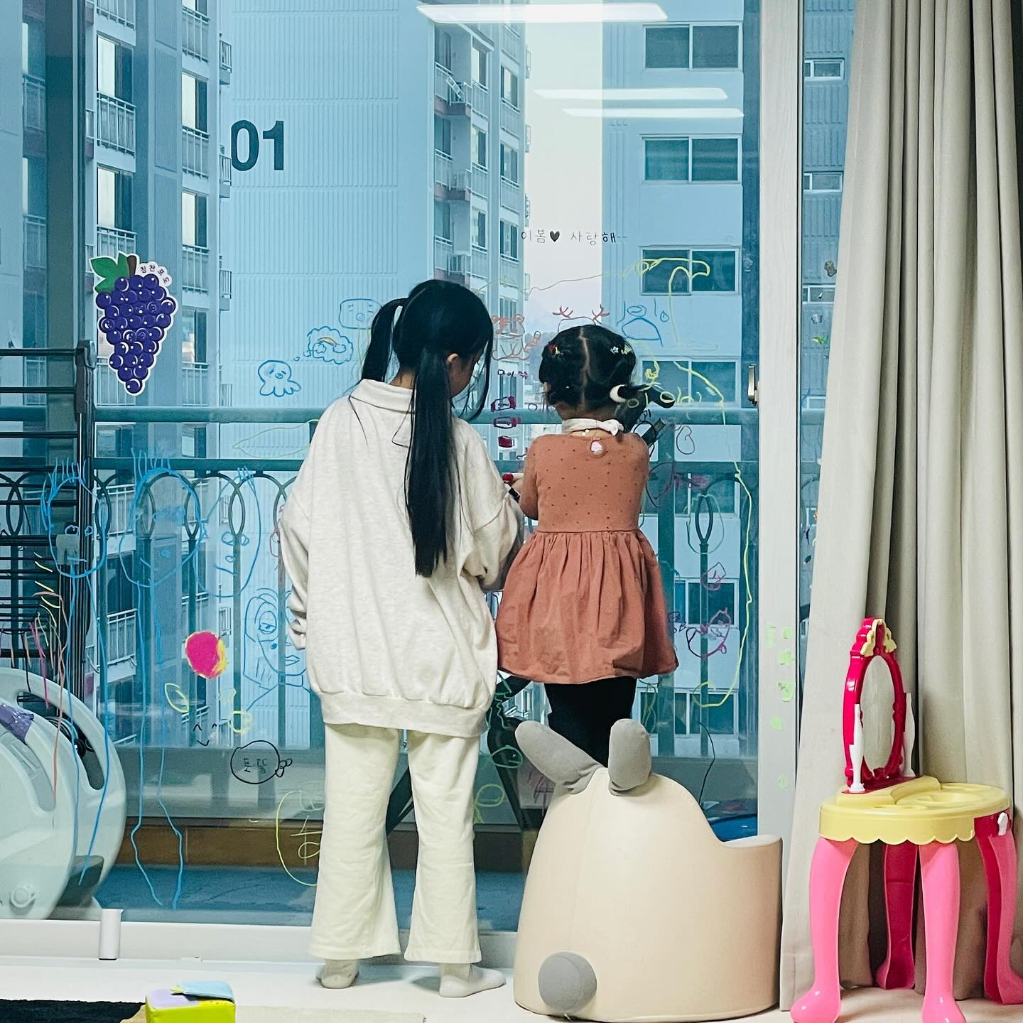 우리 뚜민이를 젤 좋아하는 봄이동생,엘리베이터에서 만날때마다 (언니~~)하면서 뚜민이언니한테 안기고~
우리뚜민이는 봄이가 제일 귀엽다고하고
봄이는 뚜민이언니가 제일 좋고 이쁘다고하고~
오늘 봄이가 초대해줘서 재밌게 놀다왔어요~금요일에 또 봐~^^

#봄이동생 #일상