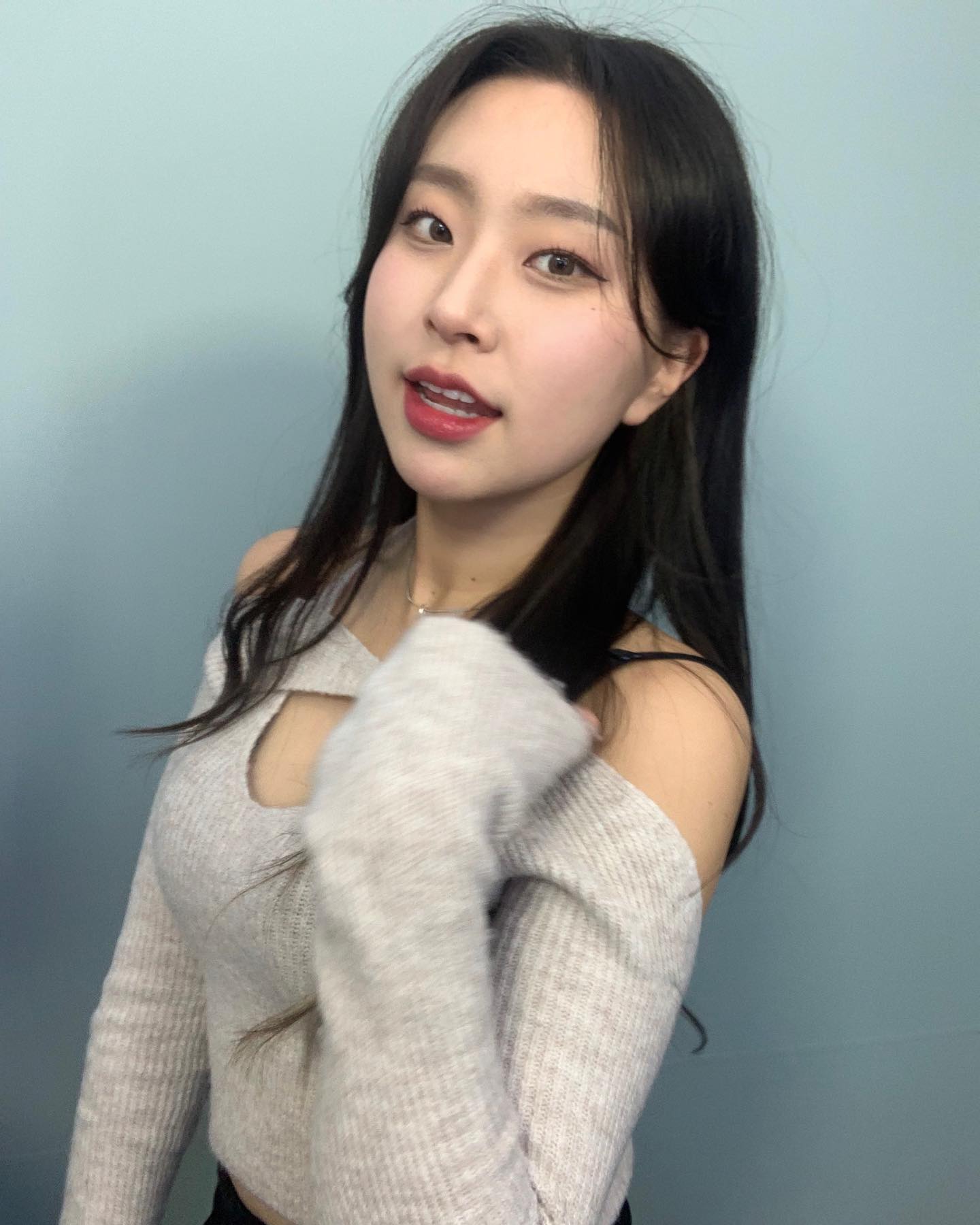 shopcider_kr 🍎 🌬️

겨울 이담예 누가 가질래 - ⋆ૢʾ ʿ⋆ૢ

겨울 룩북도 어김없이 샵사이다랑 
이 정도면 절대 뗄 수 없는 우리 사이 - 다 🤨🤍

연말엔 꾸밀 일도 많으니까 꾸꾸꾸 룩부터,
편안하지만 꾸미고 싶은 꾸안꾸 룩까지 
뭘 좋아할 지 몰라 다 준비해봤서 🤧😛

사이다 블프 놓쳤다면 아쉬워 말고 
#샵사이다 #할인쿠폰 받고 쇼핑하러 가기 
🎄☃️ -15% :  YD2_SUP_IG 

_ 
Look info. 

1️⃣ 🥼: Solid fluffy crop 
  Cardigen  XS / White 

2️⃣ 👚 : Time for coffe knitted
  Long sleeve top M / Black 
 👖 : Denim High waist Pocket 
  Wide Leg jeans L / Black 

3️⃣ 👚 : Soild cowl neck cut 
  out crop top M / Blue 
 👖 : Denim knotted straight
  leg jeans L / White 

4️⃣ 👚 : Unsix at the cabin 
  Knit Ribbed sweater L / Tan