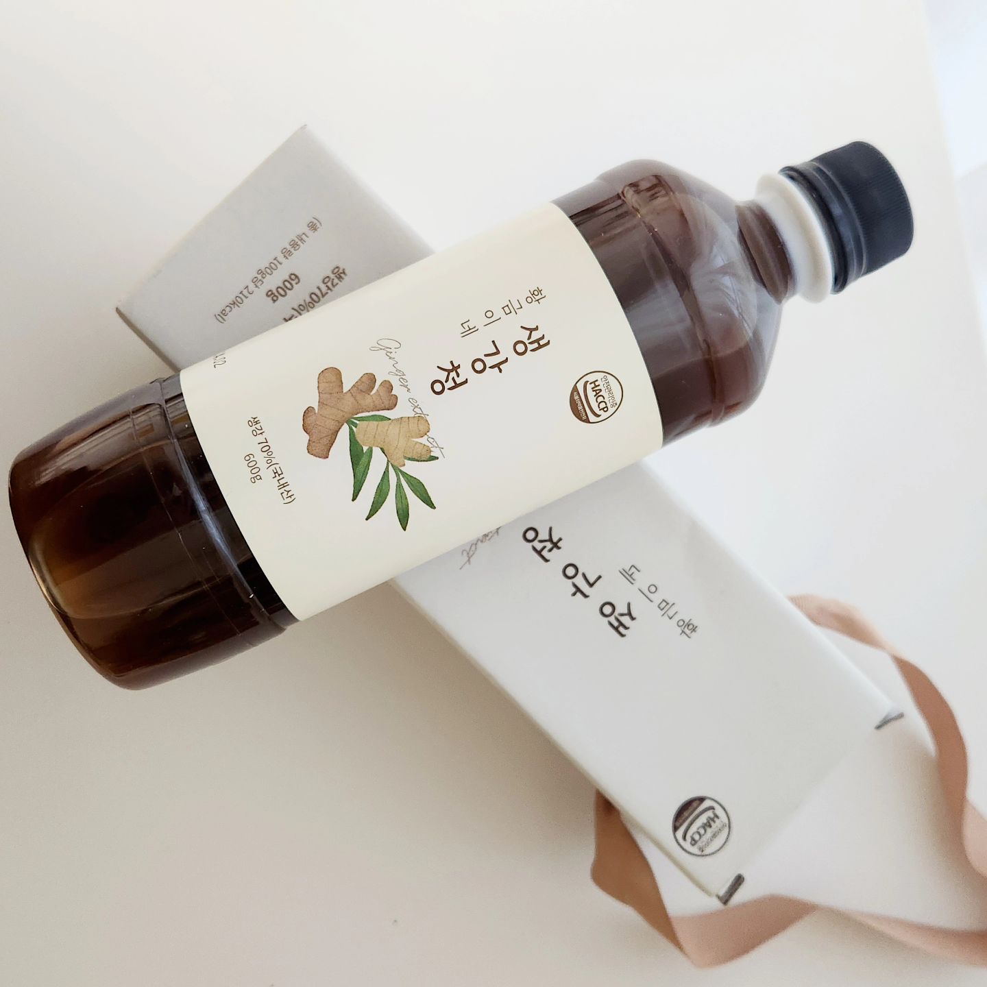 #협찬 

🌱황금이네 생강청🌱 

삼남매를 키우는 농부아빠가 농사짓고 생산하여믿고 먹을 수 있는 브랜드 황금이네에서 만들어진 진한 생강청소개할게요.
국내산 안동농협 생강을 70%담아내고 비정제원당30%를 담아 만들어진 생강청으로 첨가물을 넣지않고 만들어졌기
때문에 생강본연의 맛을 잘  느낄 수있어요. 알싸하고 매운 생강맛을 잘 잡아주어 어른부터 아이들까지 음료로 마시기 너무좋아요.  감기달고사는 아들에게 생강차로 건강챙겨
주어도 굿굿!!  탄수를 넣어 진저 에이드로 우유와함께 진저라떼로 음용해도 맛이 훌륭하답니다.  고급스러운 패키지포장으로 지인선물로도 추천합니다.

👉황금이네 생강청

🔹️100% 햇생강만으로 제조
     100% 국내산 안동생강 사용 
     깨끗한 환경에서 자란 국내산 생강 70%함량
     
🔹️생강 70%와 비정제원당 30% 사용 
    비정제 원당은 미네랄 비타민을 함유하고 있어 맛이좋고 
  영양가 높음 

goldhome_kor 

#협찬 #생강청 #생강 #청 #음료 #황금이네 #웰빙음료 #건강즙