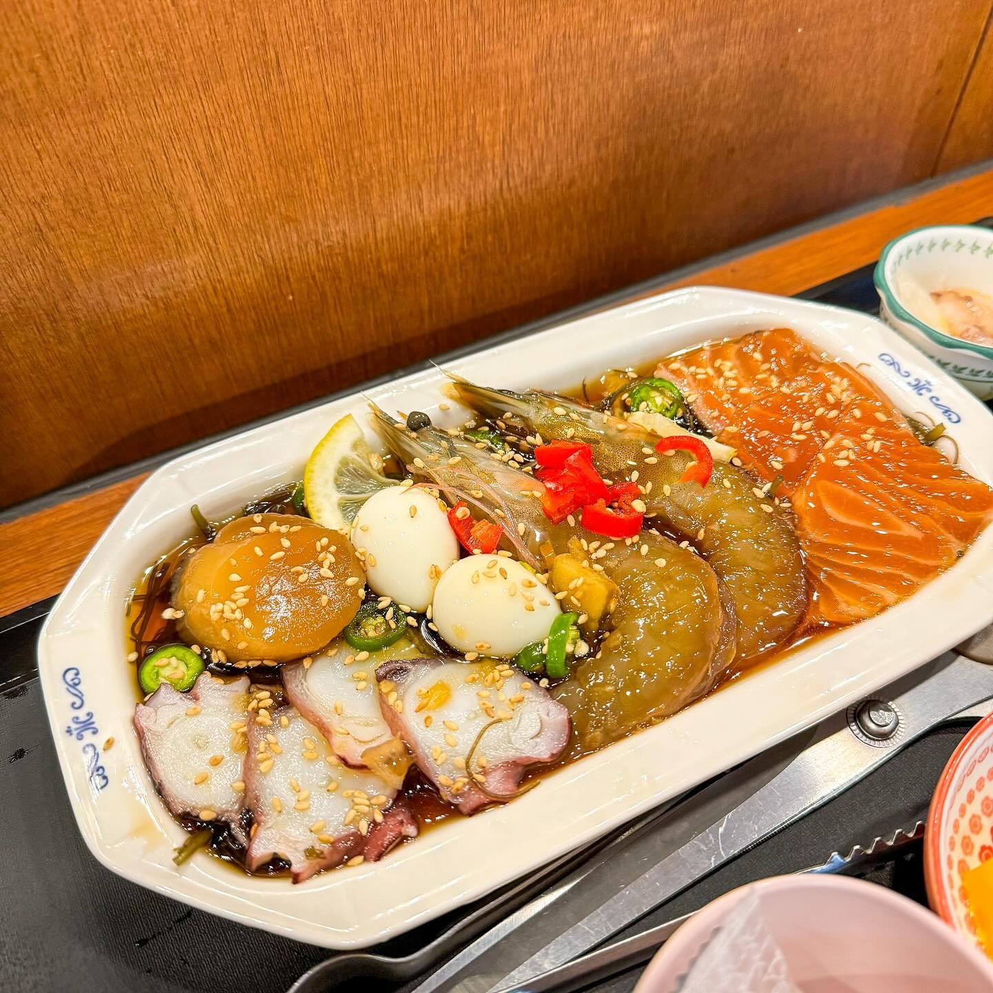 #대구 #경산 #간장새우 #연어장 #🦐

경산 내려가면 꼭 가야하는 밥집 
TOP3 안에 드는 곳…‼️

온라인에서 전국구로 판매하고 계셔요~📦🚚

달마다 특정한 메뉴를 단돈 9900원..!에 
맛 볼 수 있는 이벤트 기간도 있다고 하네요~🤩🤩💓

예를 들어 11월이면 11월 1일~ 11일간 
특정한 메뉴 9900원인 프로모션 이에용✅✅

경산 살았음..매일 갔을 듯..👉👈
서울에서는 아직까지 이 집 만큼 맛있는 집을 못 찾았어요.. 🤤

📍 소루 soruruso 

⏰️ 영업 시간
매일 11:30 ~ 21:00 
브레이크 타임 15:00~17:00
💥 라스트 오더 20:30

💰 메뉴
모듬 해물장 정식 15.9
명품 간장새우밥 13.0

✨️차별점✨️
☝️ 간장새우밥/연어장 정식이 이 집의 시그니처 메뉴!
✌️ 간장새우장/연어장 온라인으로 전국판매중~ing
👌 메뉴가 다양해서 색다른 맛을 경험해 볼 수 있음
🖖 월요일에는 정기적으로 단축영업 하고 있음
🖐 서울로 이사가서도 잊지 못할만큼 생각났던 나의 맛집 list

📣 한줄평
간장새우,연어장 맛으로 승부하는 곳..‼️🦐
메뉴가 많으면서 맛있기 쉽지 않은데…! 여긴 쉽다..⁉️

✅️ 재방문 의사
🎗🎗🎗🎗🎗

🪧경북 경산시 백자로76 대구은행 사동점 후문🚶

#마리_경산