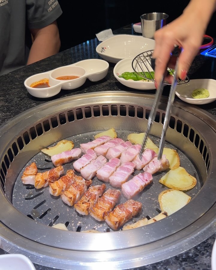 #협찬 

가디고기집 두껍삼 가산디지털단지역점은
내비 인테리어가 고급지며 룸 형식의 테이블로
고급 한정식집 느낌이 나는 곳‼️

각종 모임이나 가족 단위 외식 하기가 좋으며,
고기를 굽는 연기가 아래로 빠지다보니
고기 냄새가 전혀 없더라구요

특히, 무더운 여름철인데도 불구하고
매장 내부가 고기 냄새 없이
쾌적하면서 시원한게 좋아요

건물 지하 주차장에 2시간 무료주차가 가능해
차량을 가져가도 주차 걱정 없이
편하게 주차를 할 수 있고

가디고기집 두껍삼에서는
주말 방문 고객에 한해 네이버 예약시
10% 할인 이벤트도 진행 중이라
주말에 방문하면 더욱 가성비 좋게 
맛있는 고기를 즐길 수 있어요😊

두껌삼의 메뉴는 다양한 부위의
돼지고기와 소고기, 가성비 좋은 세트메뉴,
식사메뉴로 구성되어 있고

평일 점심한정으로 점심특선 정식 메뉴가 있어
평일에 점심을 드시는 손님들도 많이 계신다고해요

고기도 전문 그릴러가 직접 고기를 구워주기
때문에 맛있게 먹기만하면되서 진짜 죠움😍

저희는 삼겹살을 먹었는데 살코기와
지방 비율이 딱 알맞아 고소하면서 담백했는데요
고기 잡내도 전혀 없고 씹을수록 육즙이
입 안 가득 퍼져 완전 맛있더라구요

#협찬 #가디고기집 #가산디지털단지회식
#가산디지털단지역맛집 #가산디지털단지삼겹살
#가산룸식당 #가디삼겹살 #두껍삼가산디지털단지
#고기맛집 #삼겹살