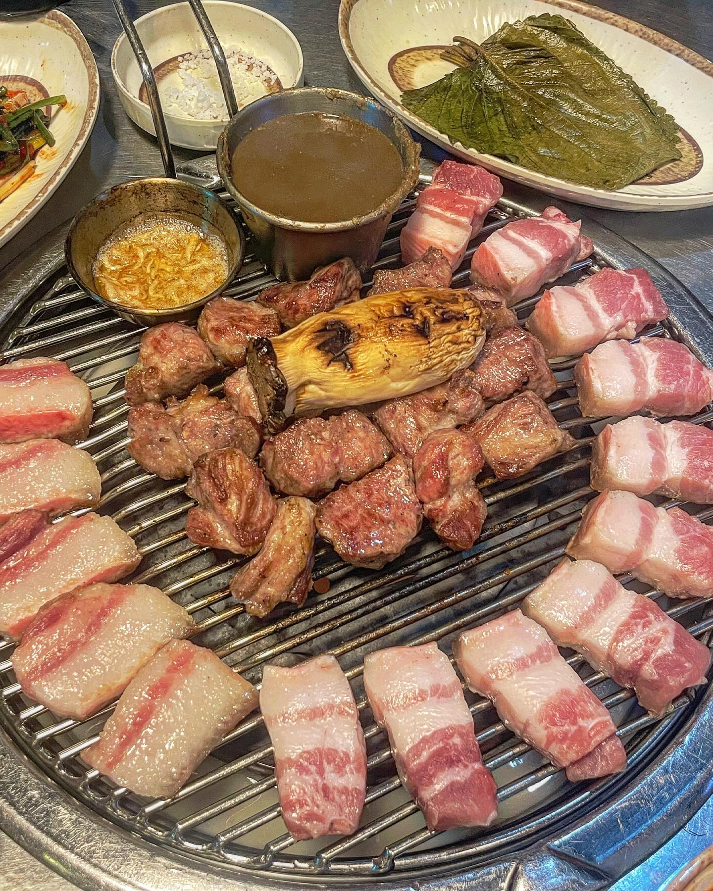 👂🏻📣
근고기 제대로 하는 맛집 #제주탐하리 

돌하르방이 반겨주고 가게 입장하면 고기굽는 냄새에 침뚝뚝흘리게됨 ⭐️ 

근고기 주문하면 초벌로 구워서 주시는데 목살은 이미 다 구워져서 나와서 바로 먹을 수 있어서 더욱조하✨ 한입 먹자마자 육즙팡팡 나머지 삼겹살도 숙련된 직원분이 구워주셔서 맛이 없을수가 없움👍🏻

파김치,멜젓,새우젓,마늘소스 등 곁들임 메뉴들도 많아서 고기와 조합해서 먹다보면 어느새 순삭

고기만 먹기 아쉬우니까 마무리로 고추장찌개+공기밥도 추가‼️ 얼큰칼칼해서 완벽 소주안주👀 안에 내용물도 풍성해서 밥까지 말아먹으니 위장 극락🥰

📍 서울 광진구 천호대로101길 11 1층

#광진구맛집 #군자맛집 #군자역맛집 #군자고기집 #군자모임장소 #군자회식 #군자근고기 #근고기맛집 #군자가볼만한곳 #군자데이트 #먹방 #먹스타그램 #맛스타그램 #먹팔 #먹팔맞팔 #좋아요 #좋아요반사 #foodporn