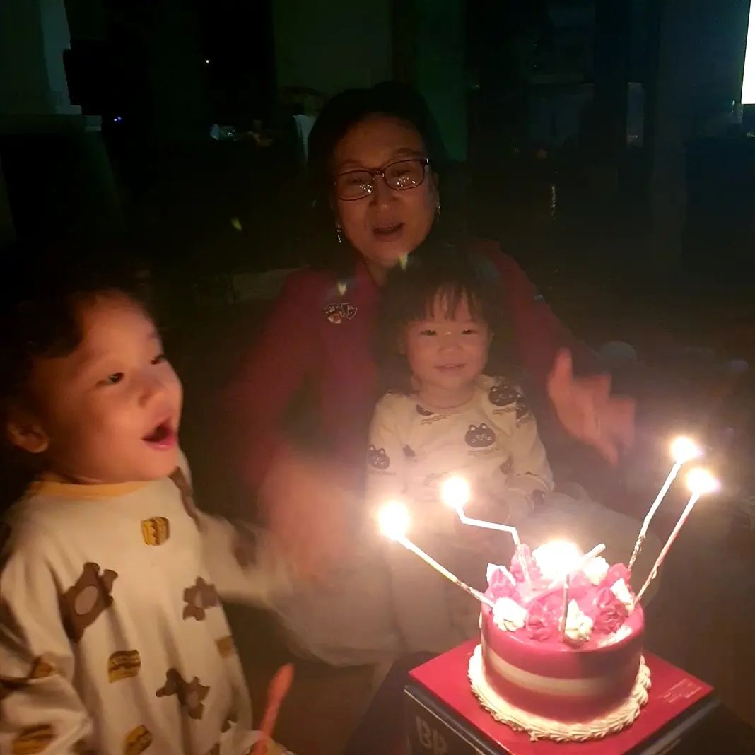 🎂

가는 날이 장날이었네

애비가 출장간지 2주차....
혼자 버텨보려고 노력했으나 내 몸이 안따라줌
ㅋㅋㅋㅋㅋㅋㅋㅋㅋㅋㅋ 

곧장 엄마빠한테 도움 청했는데,
바로 달려와 준 아빠덕에 친정으로 왔어요.

근데 이 날이 엄마생일이었네요.
덕분에 가족들과 진짜 생일날에 처음으로 생일파티 한다며 너무 좋아한 울 엄마... 🤣🤣🤣 다시 한 번 더 생일축하합니다!11

#친정 #친정은사랑입니다 #아빠는출장중 #해외출장3주 #독박육아끝 #외할미생일 #남매 #내사람들 #사랑한다 #미리시작한겨울방학