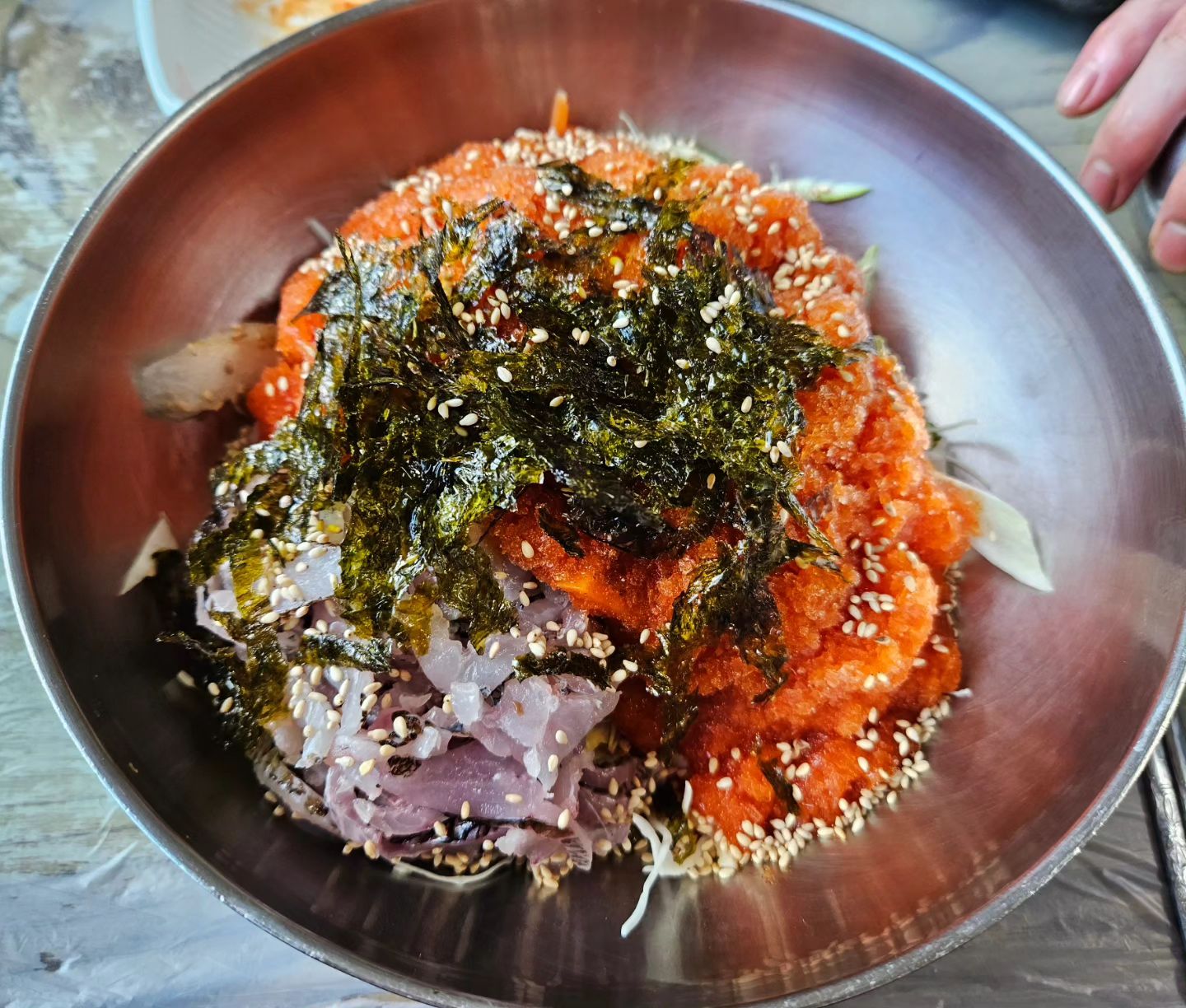 경남 창원 [소포만해횟집]

#BD수첩_창원

아직까지도 무더운 날씨 , 이제 곧 그리워질 음식
워낙 물회를 좋아해서 무더운여름이 아니라 늦가을까지
먹는편인데 그중에 자리돔물회를 제일 좋아하는편ㅎㅎ
식감이 꼬들하고 씹을수록 고소한맛이 나는 자리돔물회
손질이 어려워 제주현지 아니면 파는곳이 잘없는데
창원 소포만해횟집이  잘한다는 소문듣고 갔는데 역시 👍
부산에두 자리돔물회 잘하는집 있었으면 좋겠군

주소 : 경남 창원시 마산합포구 진전면 아랫소포길 29

#소포만해횟집 #창원맛집 #마산맛집 #합포구맛집 #물회맛집
#자리돔 #자리돔물회 #자리돔물회맛집 #점심특선 #여름다갔네
#부산맛집 #BD수첩 #아랫소포길 #부산먹팔 #부산먹팔러
#busandelicious #투데이레시피 #오늘의레시피