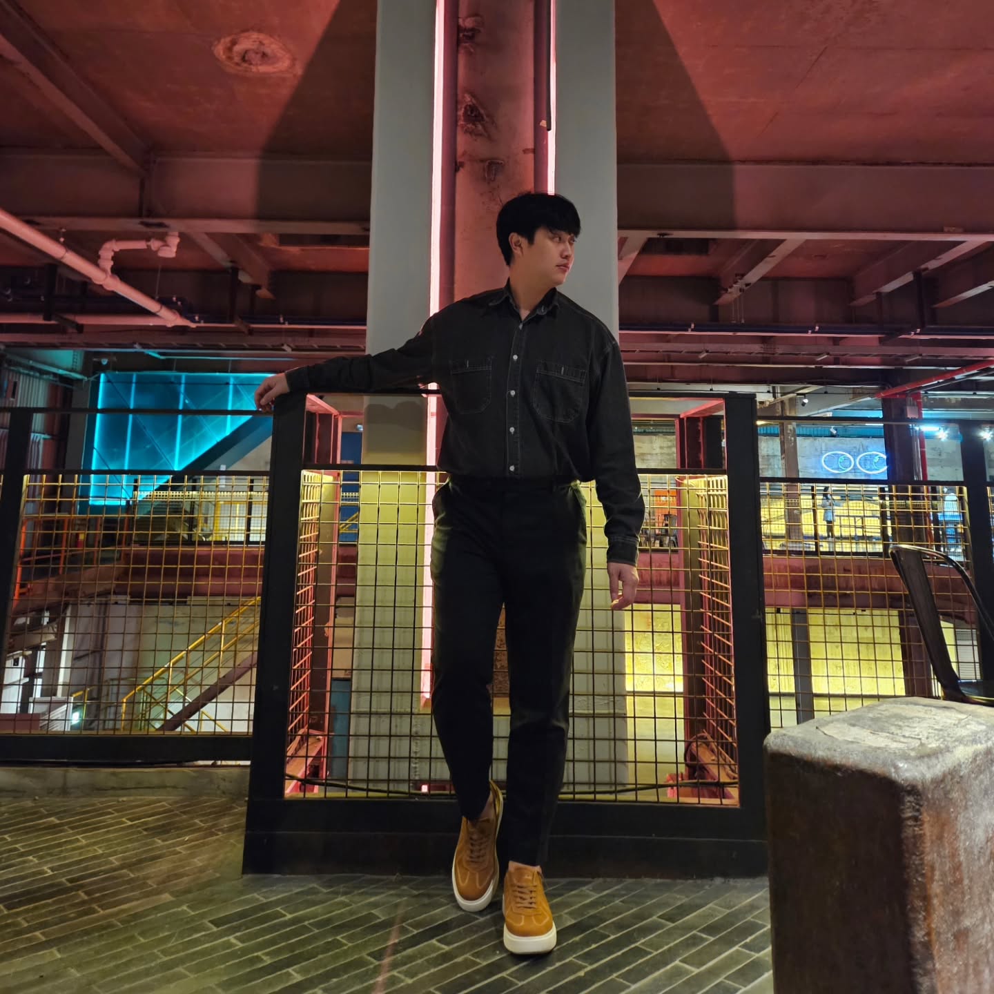 #협찬 요즘 같은 계절에 딱 맞는
깔끔하고 편한 남성패션스니커즈
찾고 있다면 이거 추천드려요!

아놀드파마 프리타임
직접 신어보니 진짜 마음에 들더라구요

✔ 화이트 스티치 포인트
✔ 천연 가죽 갑피로 내구성 업
✔ 생활방수 OK!

디자인도 세련됐지만
편안함까지 챙긴 게 신어보면 느껴져요
블랙, 카멜 두 가지 컬러라
어떤 룩에도 잘 어울리고,
4cm 굽 덕에 자연스러운 키높이 효과까지!

👍

요즘 이 신발만 신고 다니는 중
편하고 예쁘면 게임 끝 아니겠어요?
강력 추천합니다 :)

panther.201593
#아놀드파마 #프리타임 #오오티디 #데일리패션 #남자패션 #일상룩코디 #착샷 #데일리룩 #오늘의코디 #dailylook #instafashion #ootd #신발스타그램 #신발리뷰 #캐주얼스니커즈 #남성캔버스화 #스티치스니커즈 #스티치포인트 #남성단화 #남성캐주얼화 #가죽스니커즈 #모던스니커즈 #남자운동화 #남자스니커즈추천