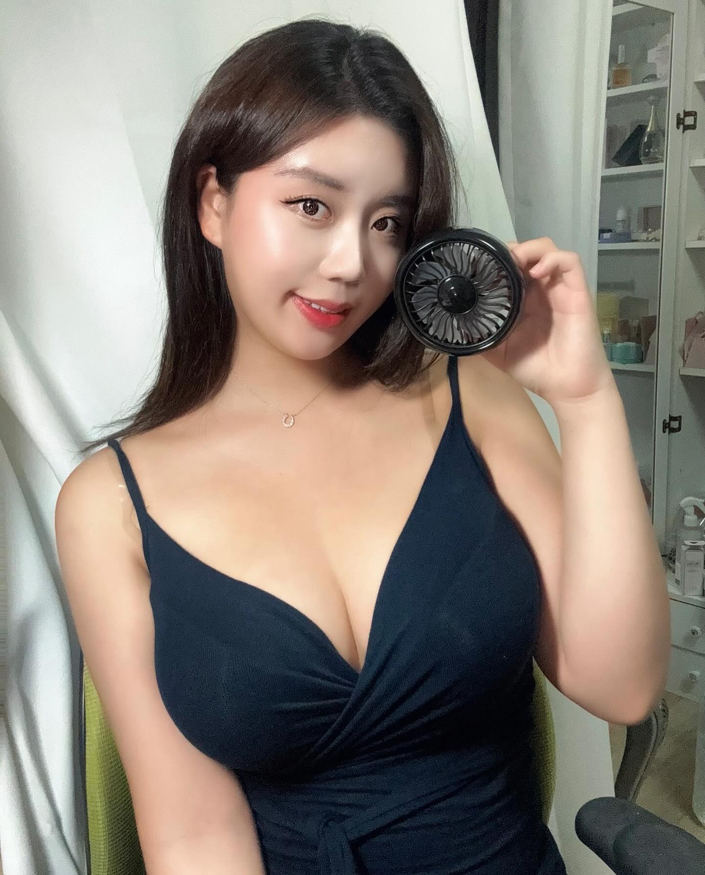 #광고
여름철 차 안에서 에어컨 바람을 더 시원하게 전달해주는 로드몬스터 상쾌하카!🩵
차량용 미니선풍기에요🍃
360도 각도조절되고 7중 날개로 설계되어 더 강력한 풍력을 느낄 수 있는데 LED 조명 기능까지😌
송풍구, 대시보드, 콘솔박스까지 설치 가능해 다용도로 세팅해 쓰기 좋은 만능템 ✨
roadmonster_official
#로드몬스터 #로드몬스터상쾌하카 #상쾌하카 #차량선풍기 #미니선풍기 #휴대용선풍기 #서큘레이터 #차량용회전선풍기 #여름꿀템 #여름필수템 #차량용품추천 #서큘레이터추천
