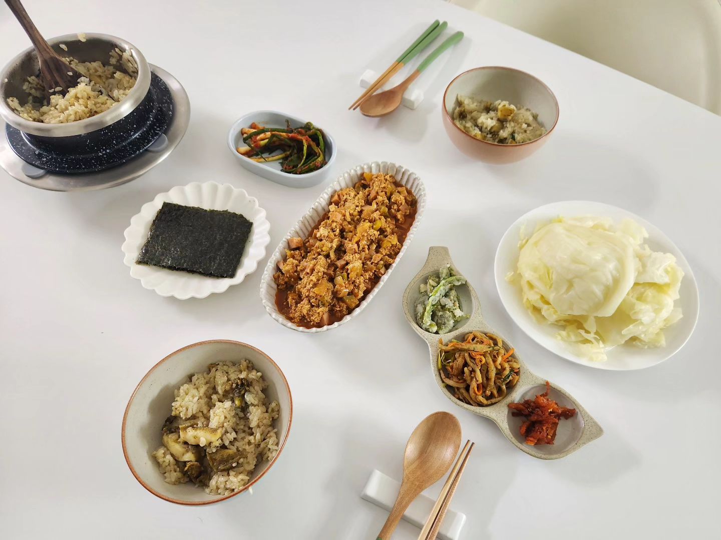 전복솥밥 만들어
스팸 강된장에 양배추, 김 조합은 환상이죠❤️

양배추쌈은 먹어도 먹어도 안질리고
너무너무 맛있는거 같아요👻

요즘 남편이 매일 야근이라 저녁을 같이 못먹어
저번주 함께 먹은 저녁샷으로 위로해봐요🥲

모두 즐거운 저녁되세용:)!!

아‼️ 그리고 법랑냄비가 자꾸 타는데
혹시 사용하기전에 뭐 기름칠같은거 해야되나요..?
법랑냄비는 처음 써봐서 아주 당황스러워요😭
(저 스팸강된장 만들다가도 태웠어요..🫠)
아시는 분 계시면 알려주세요!!