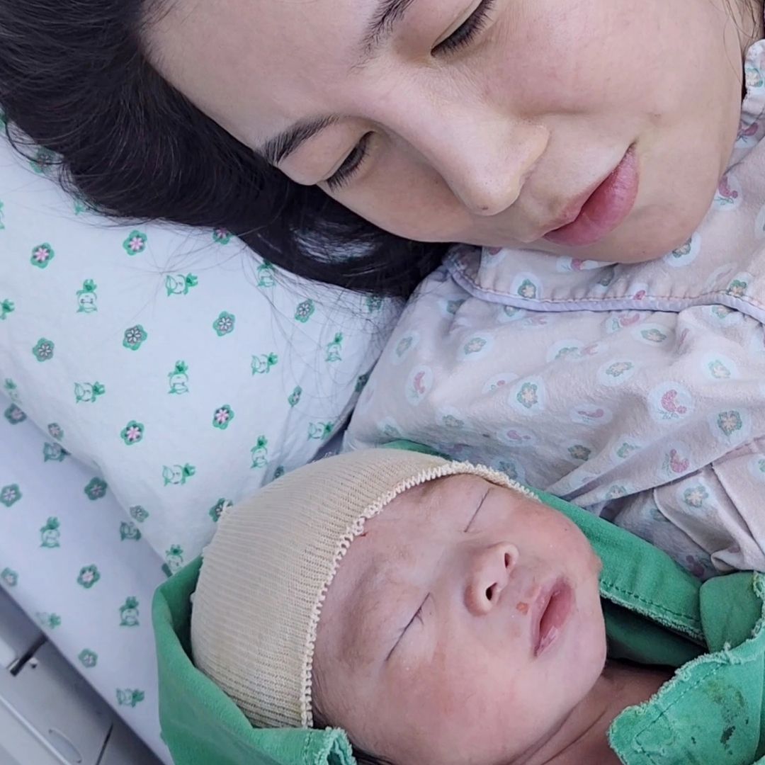 축복이가 태어났어요👶💕
 
 
축복이의 예정일은 20일이었고 
2월16일 새벽1시부터 진통을 해서 병원내원,
16일이 제 생일이라서 운명처럼 
아가가 내 생일에 태어나려나보다 했는데,
아가가 천천히 내려와서 27시간 진통을 하고 하루 지나
17일 새벽 03:39에 축복이가 태어났어요💕
 
아픈거 잘참는 편인데 진통은 
무엇을 상상하든 상상 그이상이었어요
죽을만큼 힘들었지만 모든걸 초월할만큼
이쁘고 행복해요☺️
지금 조리원에서 몸조리하며 많이 배우고있어요
 
스토리 응원주신 분들 정신이 없어 답은 
못드렸으나 큰힘이 되었어요 감사합니다🤍
건강하고 바르게 키울게요👶🤍🩷
 
 
 

 
 
#축복이 #2월17일 #탄생 #am03:39
#자연분만 #출산 #조리원 #생일 #아들