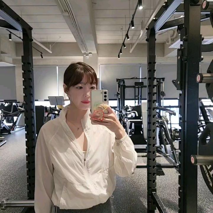 #르미_운동 

드뎌찾아온 불금🔥🔥
오늘은 슬금슬금 유산소day.
땅콩버터🥜를 너무좋아해서 맬 세숟갈도넘게 먹고살았는데
트쌤이 그건 벌컵식단이라묘ㅋㅋㅋ😆😆놀라심ㅋㅋ
아증말 땅콩버터 못잃어ㅜㅜ
이래서 다이어트 하겠습니꽈?ㅜㅜ🤪
오늘 유산소하는데 첫눈이 펑펑내려서 좋았다는❄️
진짜겨울온거 맞나바여😬😬바람도너무많이불어 춥더라구요
다들 주말 즐겁게보내시구💛 건강조심 감기조심하세요❣️