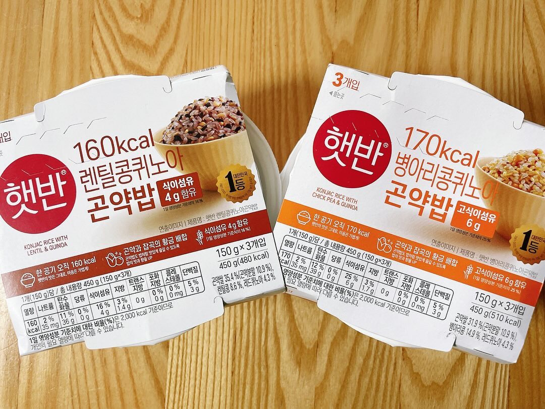 #협찬 #햇반 #햇반곤약밥 #곤약밥 #병아리콩퀴노아곤약밥 #렌틸콩퀴노아곤약밥 #식이섬유식단 

밥맛이 끝내준다는 💙 햇반 곤약밥 2종 ❤️

병아리콩퀴노아곤약밥, 렌틸콩퀴노아곤약밥 ‼️

✅두 제품 다 한 공기 기준 칼로리 170kcal 미만!
쌀밥 한 공기의 절반밖에 안되는 저칼로리 햇반이랍니다.
๑♥‿♥๑

✅게다가 섬유질까지 풍부한 식이섬유 식단이어서
탄수화물 많이 드시는 분들에겐 더없이 좋은 식사랍니다.

✅베이스가 되는 쌀은 풍미가 좋기로 유명한
최상급 천지향 쌀을 사용했어요🥰

맛을 한 마디로 표현하자면.
압력솥에 갓 지은 밥보다 더 맛있어요👍👍👍

쌀밥의 풍미가 아주 깊고, 구수한 맛이 끝내줍니다♥️
밥맛이 살아있어요( •ૢ⚈͒⌄⚈͒ •ૢ)

잡곡밥인데도 식감이 전혀 거칠지 않고
오히려 정말 부드럽고 촉촉해요.
이것이 바로 황금 배합 이란 것인가요?
곤약, 잡곡, 콩이 절묘하게 조화를 이룹니다.

햇반곤약밥 정말 밥맛이 끝내줍니다.