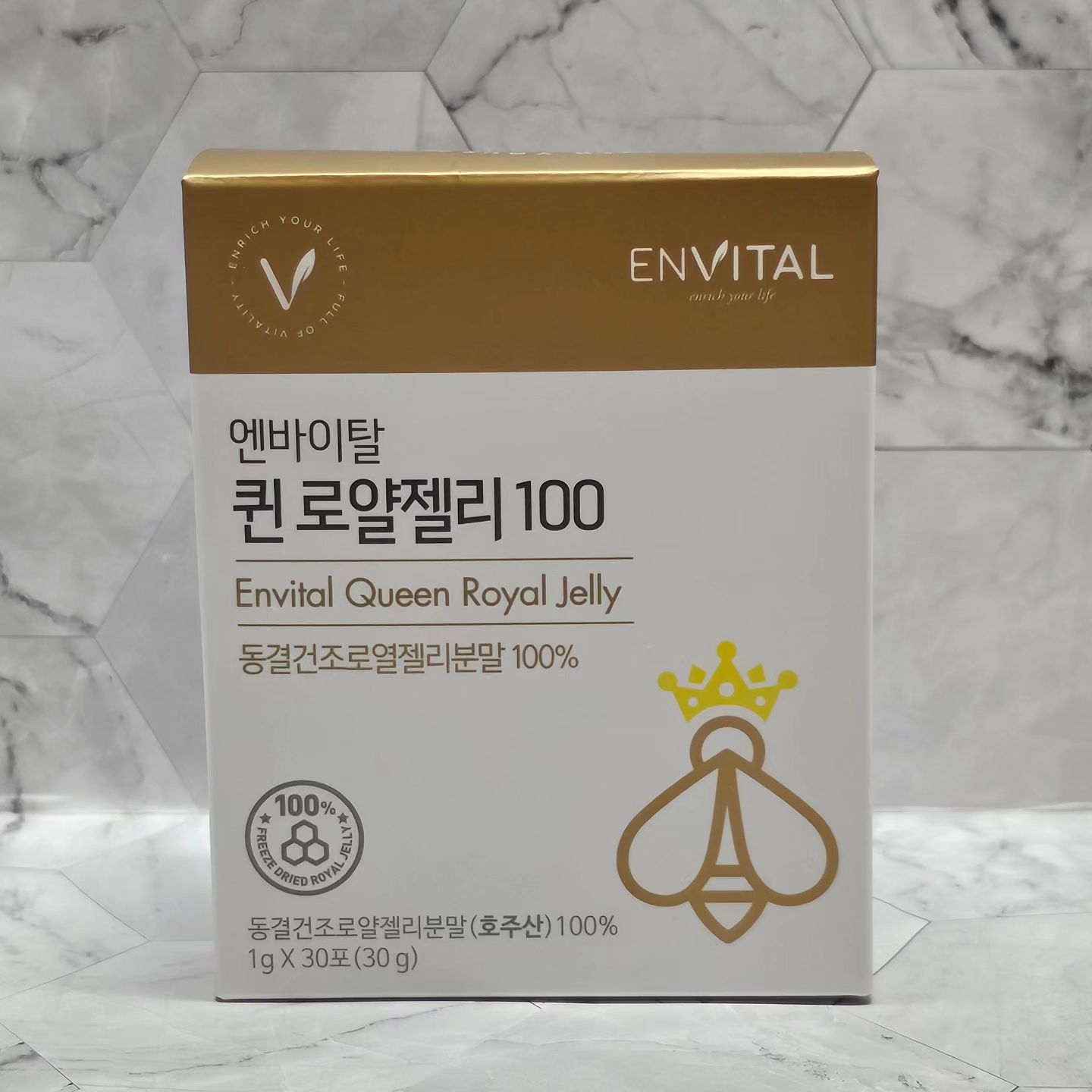#협찬

요새 애들 아프면서 
나를 지키기 위해 먹고있는 제품쓰!!

엔바이탈 퀸로얄제리 100
프리미엄 호주산 
로얄젤리분말 100% 함유 되어 있고
동결건조 공법으로 
영양소 손실 최소화 이며
단백질 함량 베리 높음
로얄젤리 품질 기준 
하이드록시데센산 6.26% 함유며
과립분말형이라서 그냥 먹어도 좋고
물에 타먹어도 좋은거 같다
개별스틱이라서 휴대하기 편하고
1일 1포 간편하게 먹기 삽가능쓰!!
우유, 요거트, 샐러드 등 다양하게 가능
평소에 피로감을 많이 느끼는 
우리네 부부들 부모님들 추천하고
불규칙한 식생활로 건강을 
지키고자 하시는 분 추천하고
피부 노화, 피부등등
건강이 걱정되는 분 추천하고
기력이 약하신 어르신 추천합니다!!!

엔바이탈아
나의 피부노화 기력 건강을 부탁해🙏🏻

official_envital 

#협찬 #엔바이탈 #로얄젤리 
#로열제리 #로얄제리 
#하이드록시데센산 
#로얄제리분말 #로얄젤리파우더 
#고단백