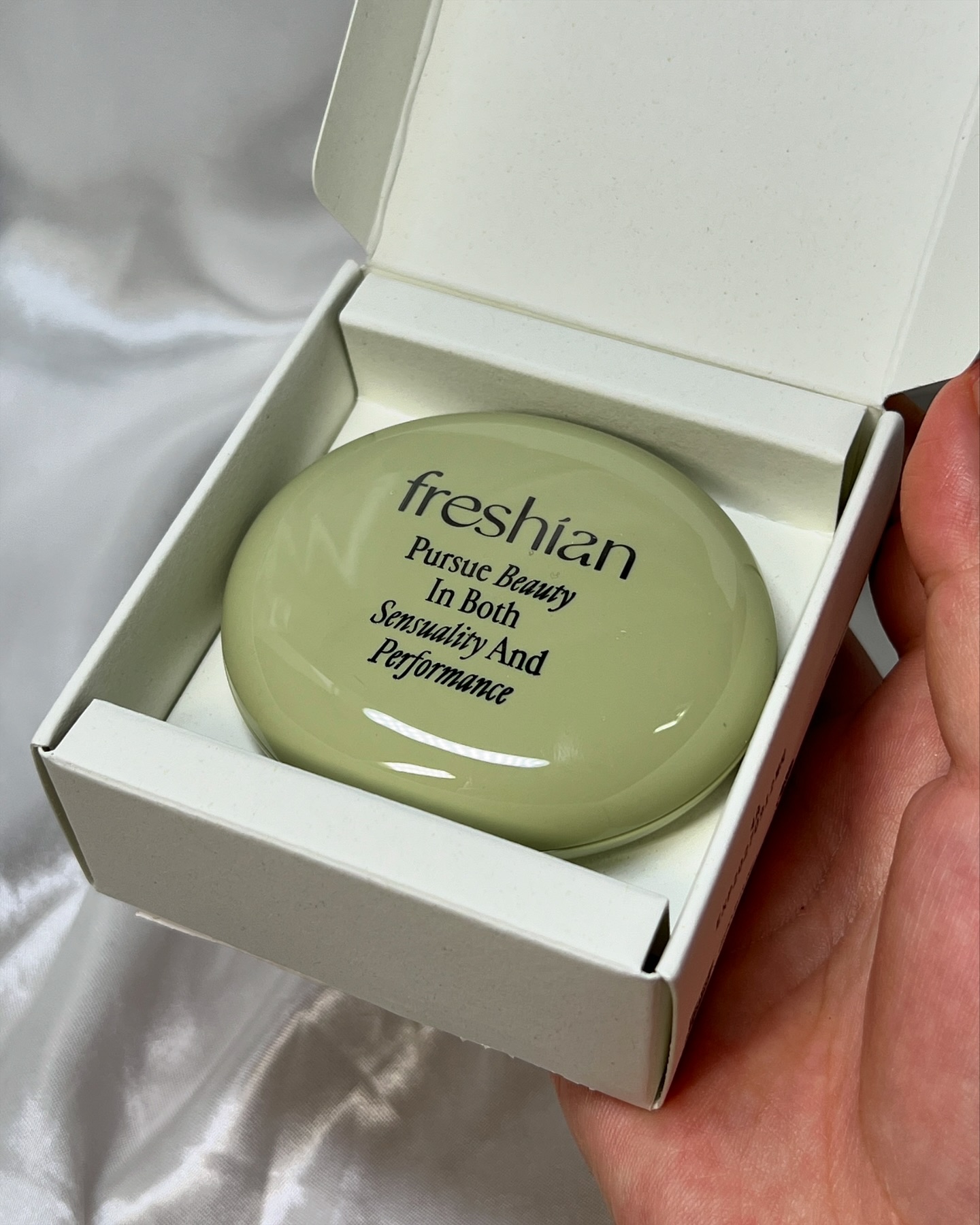 #내돈내산
[freshian] Egg-like Cream Blush 06 Cheeky
프레시안 에그라이크 크림 블러쉬 06 치키

보통 처음 받으면 손가락 온도로 녹이는데 시간 좀 걸리는데 이건 그냥 갖다대자마자 즉각적으로 녹아나와서 놀랐어요. 촉촉하고 가볍고 얇게 발리고 마지막엔 실키한 느낌으로 변합니다. 발색도 잘 되고 경계 없이 풀어주기 좋은 텍스쳐입니다. 끈적거림은 없고요. 6호 치키 컬러는 제 예상보다는 약간 웜하더라고요. (제멋대로 모브기를 기대함ㅋㅋ) 왠지 시미헤이즈 캐니언과 유사할 것 같아서 비교 발색도 해보았습니다. 완전 똑같진 않지만 비슷한 결의 무드는 맞는 것 같아요. 차분하면서도 생기있는 로즈빛 컬러입니다. 특히 볼에 직접 올려봤을 때 더 생기있어보이는 컬러였어요. 저는 일부러 좀 많이 발랐는데 조금 더 옅은 농도로 바르시면 얼굴 여백 채우기에도 좋은 컬러!

📌같이 쓴 아이템
조르지오 아르마니 마이 아르마니 투 고 에센스-인-파운데이션 쿠션 2호
스나이델 페이스 스타일리스트 04 레이어드 오브 로맨스
무지개맨션 타이 업 커버 틴트 03 핑크 스텝 & 06 콜디쉬모브
헤라 센슈얼 누드 글로스 380 체리쉬

.

.

.

#프레시안 #에그라이크크림블러쉬 #프레시안에그라이크크림블러쉬 #크림블러셔 #크림블러쉬 #블러쉬 #블러셔 #코덕 #탠템 #치크 #치크메이크업 #메이크업 #makeup #blush #blusher #freshian #egglikecreamblush #creamblush #cheekmakeup #cheek