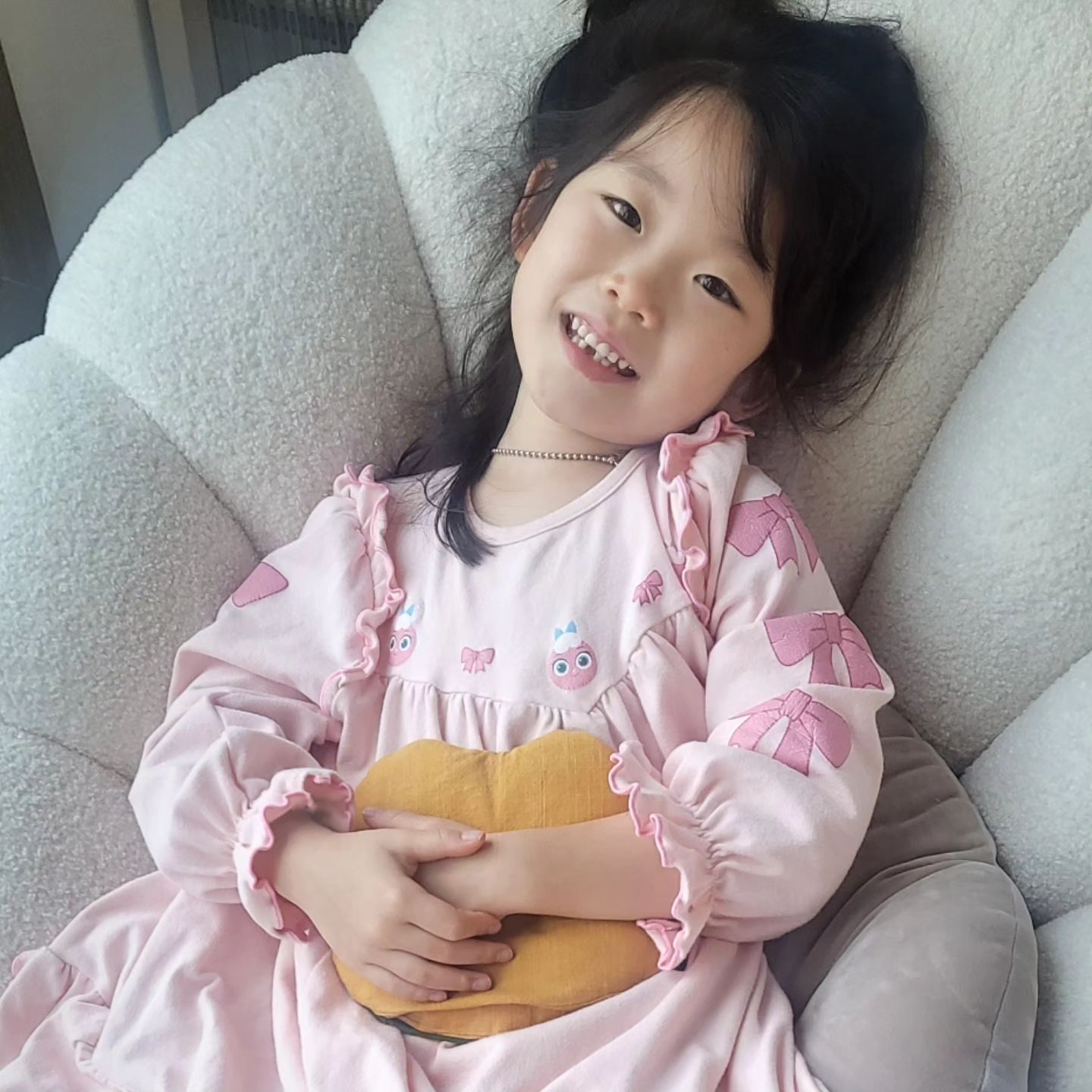 ♡
이빨 빠진 공주님.
귀엽네 ㅋㅋ 
아침만 먹으면 배아프다고... 
곰돌이 배찜질팩 하는중. 
안에 팥 들어있구요 천은 황토염색에 
건강에 진심인 들꽂잠 찜질팩
전자렌지에 1분30초 돌려서 사용하면 되니 
간편하고 저도 배아플때 몰래 써요ㅎㅎ
밥먹을때 채아 엉뜨로도 좋더라구요 ㅋㅋ 
.
.
#들꽃잠 #곰돌이찜질팩 #6세 #이빨빠진공주님