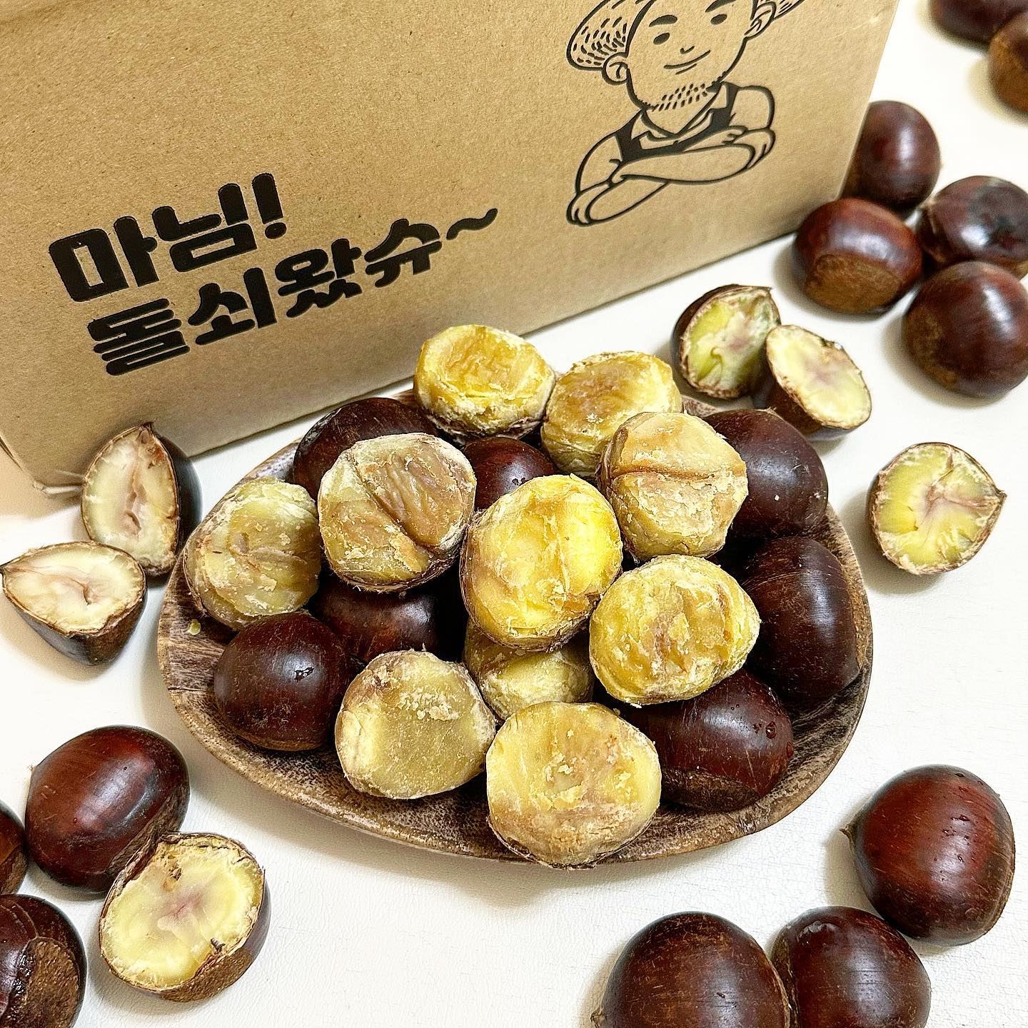 #협찬 #돌쇠네농산물 #햇옥광밤 

밤이다〰️〰️밤이다〰️〰️
몸에 좋고 맛도 좋은 밤이다〰️〰️〰️

돌쇠네농산물 햇옥광밤🌰🌰🌰

포슬포슬하고 고소한밤이 
아주 꽉꽉 차있어요👍🏻❤️

밤 하면 생각나는 그맛‼️
바로 그맛입니다요😍😍😍

껍질 벗겨 한입에 쏙쏙 먹어도 맛있지만〰️

역시 밤은 반으로 쪼개서
숟가락으로 퍽퍽 퍼먹어야 맛이쥬😝😝😝

가득 삶아서 숟가락으로 먹다보면
1키로 양 많은데도 순삭쓰〰️〰️〰️

11월이 제철인 옥광밤
영양만점 간식으로 최고에요😍❤️
.
.
dolfarmer_official 👀
✔️필수영양소 가득한 옥처럼 빛나는 옥광밤🌰
.
.
#돌쇠네옥광밤 #밤 #찐밤 #군밤 #겨울간식 #아이간식 #영양간식 #영양만점 #건강식품 #건강간식 #오늘뭐먹지 #간식 #겨울과일 #견과류 #하루견과 #디저트 #디저트그램 #디저트스타그램