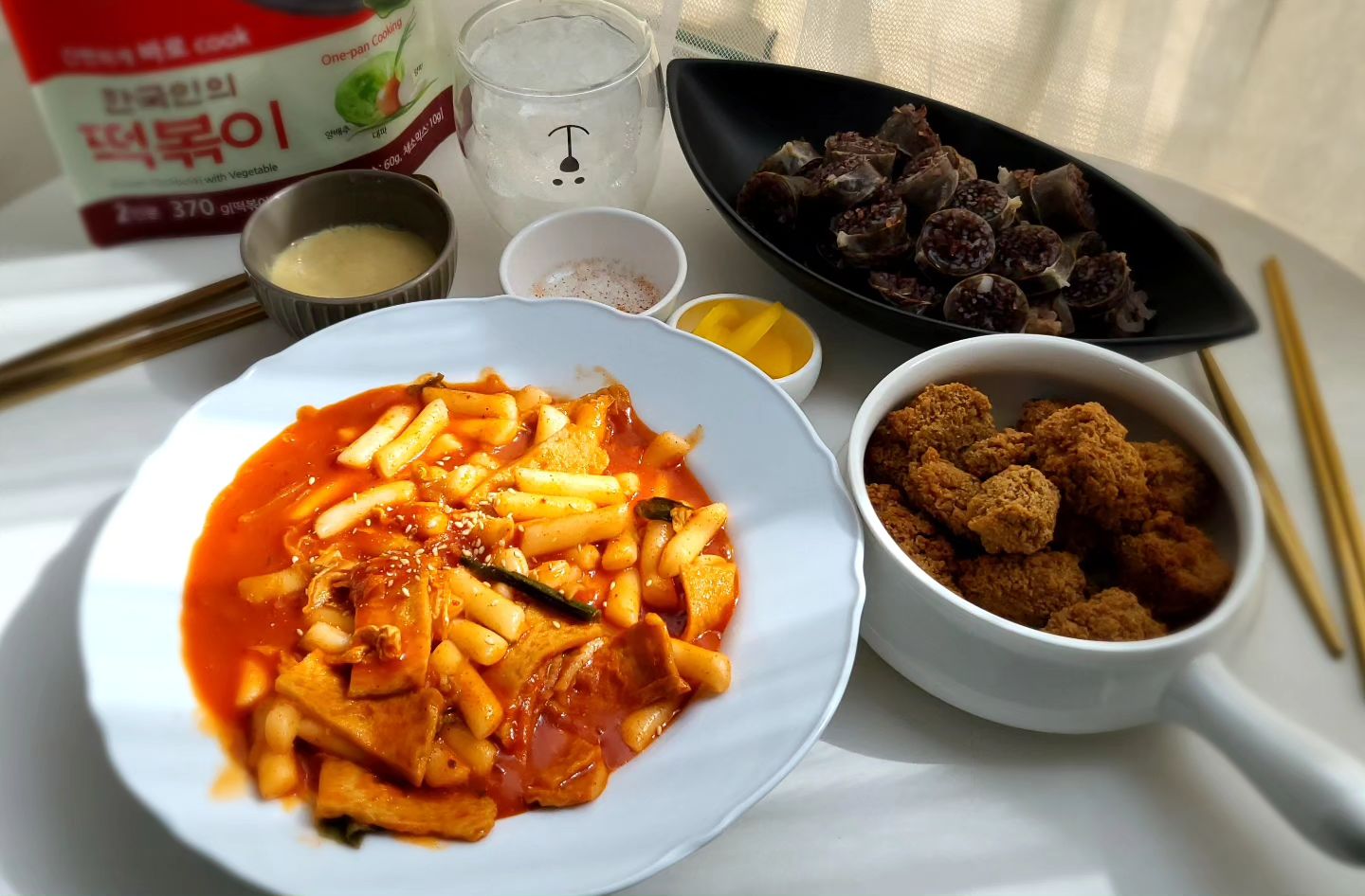 #협찬
쌀떡볶이가 먹고싶을 때 이거만한게 없는거 같아요. 

😝밀떡파인 저도 너무너무 맛있게 먹은 
쌀떡 떡볶이 밀키트가 있어서 소개해 드려요~

조리법이 간단하니까 후다닥 해먹기도 너무 편하고 좋더라구요~
(*조리법 : 끓는물 360ml에 한번 씻은 떡 포함 다 때려넣고 끓이면 끝!!)

🤣원래대로라면 
소스와 채소믹스 넣고 물이 끓으면 떡을 넣는거라는데... 
한방에 다 넣고 저어주기만 해도 맛돌이 떡볶이가 됩니당

😃계란,치즈,등을 더 넣으셔도 좋은데
저는 파랑 어묵 한장 정도만 더 넣어서 조리했어요~
채소 믹스가 들어 있어서 감칠맛도 있고
소스가 진짜 맛있어서 
계란이나 순대등을 같이 먹는게 
무조건 이득이에요. 
(*후라이드 치킨 찍어드셔도 JMT)

구입&문의>>
WOORIFARMFOOD

#바로COOK #우리들녁식품 #한국인의떡볶이 #국내산100% #쌀떡 #간편조리 #국내산밀키트 #온가족간식 #추억의맛 #원팬요리 #뚝딱완성