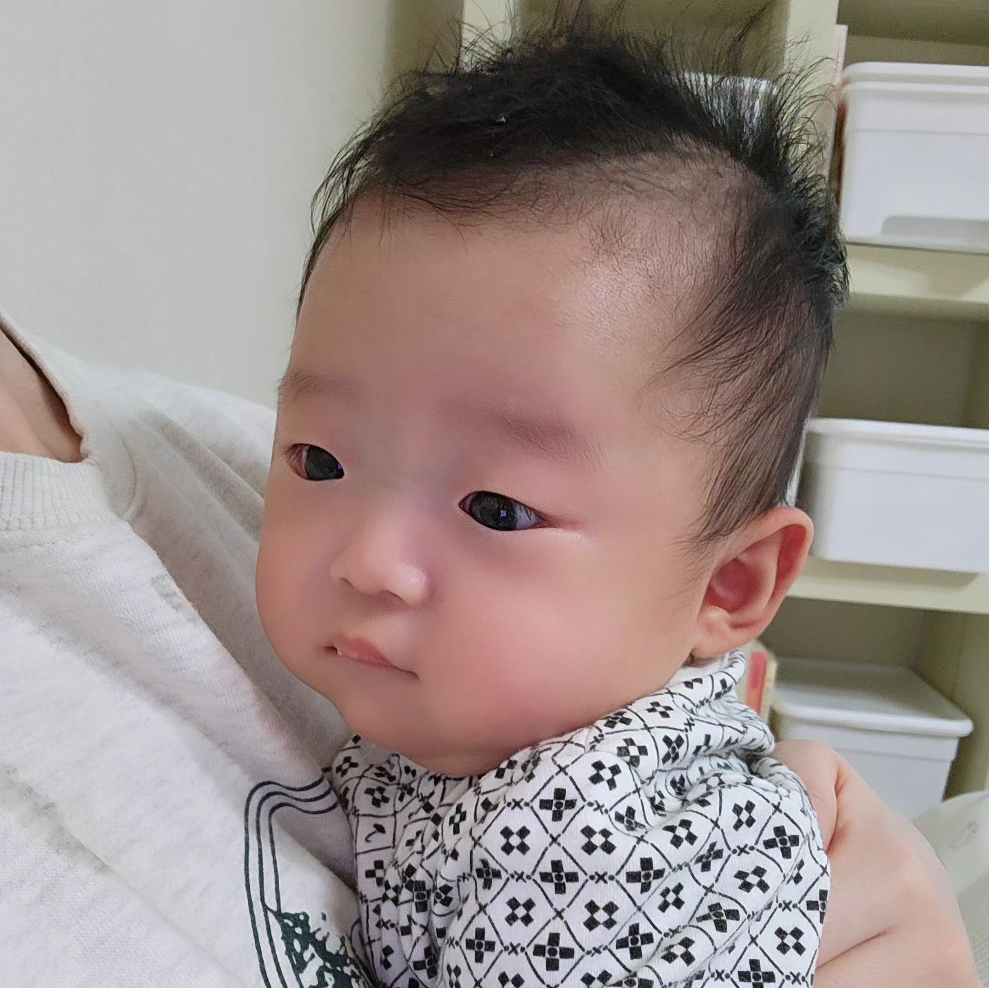 머리카락이 점점 하늘로 올라가요~~~

저멀리~~하늘위로~~

#3개월
#94일
#목에힘뽝
#터미타임
#잔디머리카락

#ㅎㅎㄹ