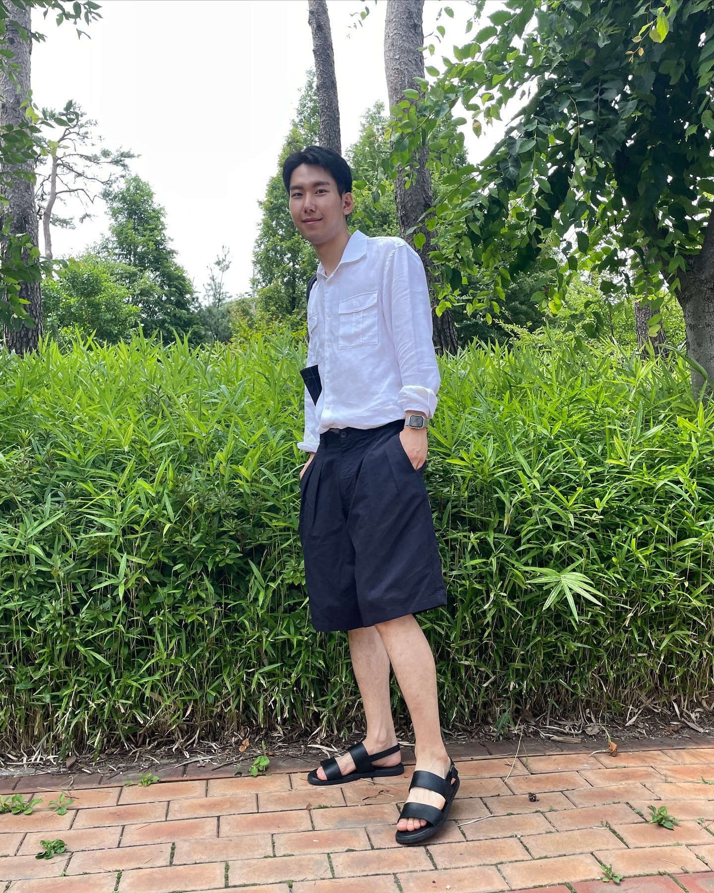 지앤오의 린넨 화이트 아웃포켓 셔츠와 시그니처 투턱쇼츠 네이비털러의 썸머 셋업하의를 입어 보았어요💫

양쪽에 아웃포켓으로 세미컬한 느낌을 낼 수 있고 ✨

투턱쇼츠 팬츠의 경우 긴 기장감으로 화려한 핏감과 

린넨 혼방 원단으로 만들어져 더욱 멋진 분위기를 연출할 수 있어요 ⭐️

Zno 특유의 컬감과 매치 했을 때 쉬원한 소재에 즐거움을 느낄 수 있어요💫

자사몰에서 신상 할인 및 PAYBACK 이벤트 중

zno.magazine,#지앤오 #zno #남자데일리룩추천 #shapefitcolor #핏좋은지앤오 #협찬