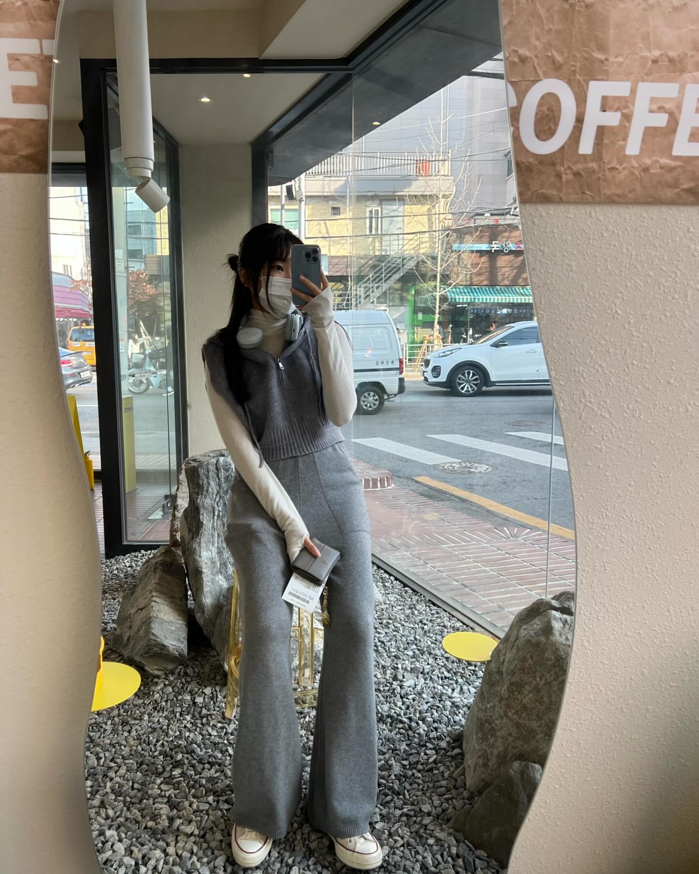 회색회색세트로 꾸안꾸🩶
.
며칠전 카페에 가서 공부하기위해 입은 옷입니당 
꾸안꾸로도 좋고 머리하나 묶기만 해도 좀 캐주얼해지는 기분🤩
니트재질로 모두 맞춰산건 아니지만 맞춘 기분이라 뿌듯했어요ㅎ