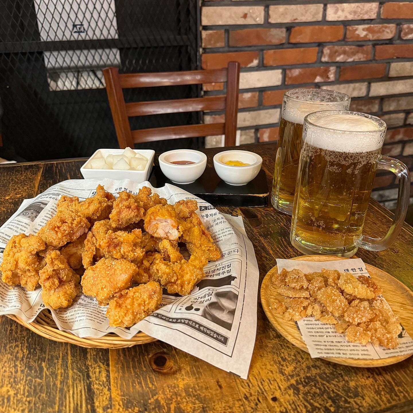 #협찬 daehanbeer_chicken_official  daehanbeer00 
🍺 대한맥주집 대학로점
📍서울 종로구 대학로11길 38-11 1층

튀김옷이 얇고 바삭한 이곳은 대한맥주집입니다! 예전에는 여기가 본점이라 간판에는 대학로 본점이라고 쓰여 있네요~ 여기는 대학로점!!입니다 :)

가마솥에 튀겨 겉이 바삭한 프라이드 치킨에 매콤 짭짤한 가루로 씨즈닝 한 중독성이 매우 강한 치킨! ‘띵치킨’을 주문 했어요. 순살을 추가 비용 없이 맛볼 수 있습니다. 게다가 퍽퍽하지 않은 부드러운 순살이었어요 ㅎㅎ 한입 베어물자마자 ‘바삭’ 소리가 나는 가마솥치킨부터 다양한 크고 작은 메뉴들까지 전부 맛있었어요. 사장님도 굉장히 친절하셨습니다 ㅎㅎ

1차 2차로 다 좋은 이곳 “대한맥주집 대학로점” 치킨 러버라면 꼭 들려보세요~!
•
•
•
#대학로 #대학로치맥 #맛스타그램 #먹스타그램 #가마솥치킨 #대학로데이트 #맛도리 #대학로소나무길 #혜화역맛집 #대학로대한맥주집 #대한맥주집