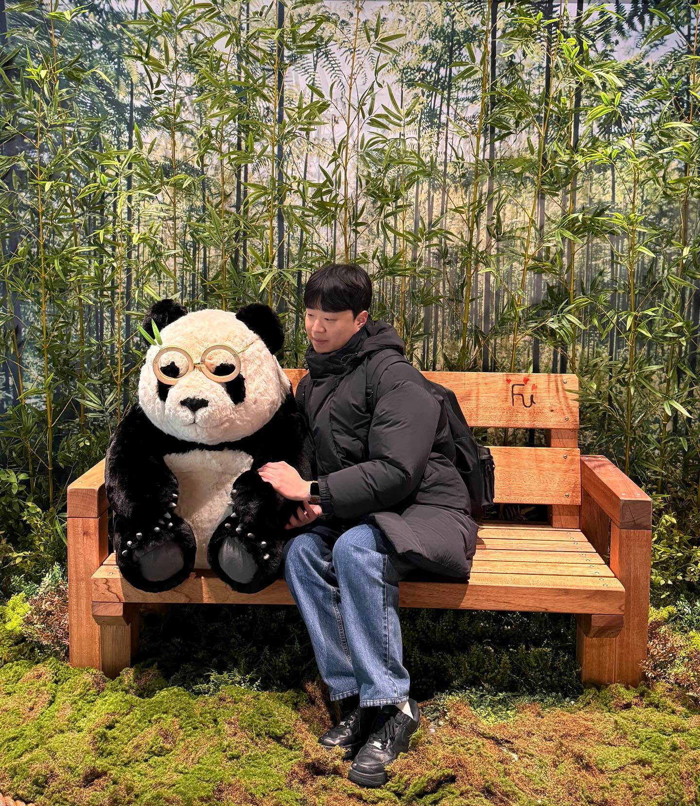 드디어 실물 영접한 판다가족들🐼