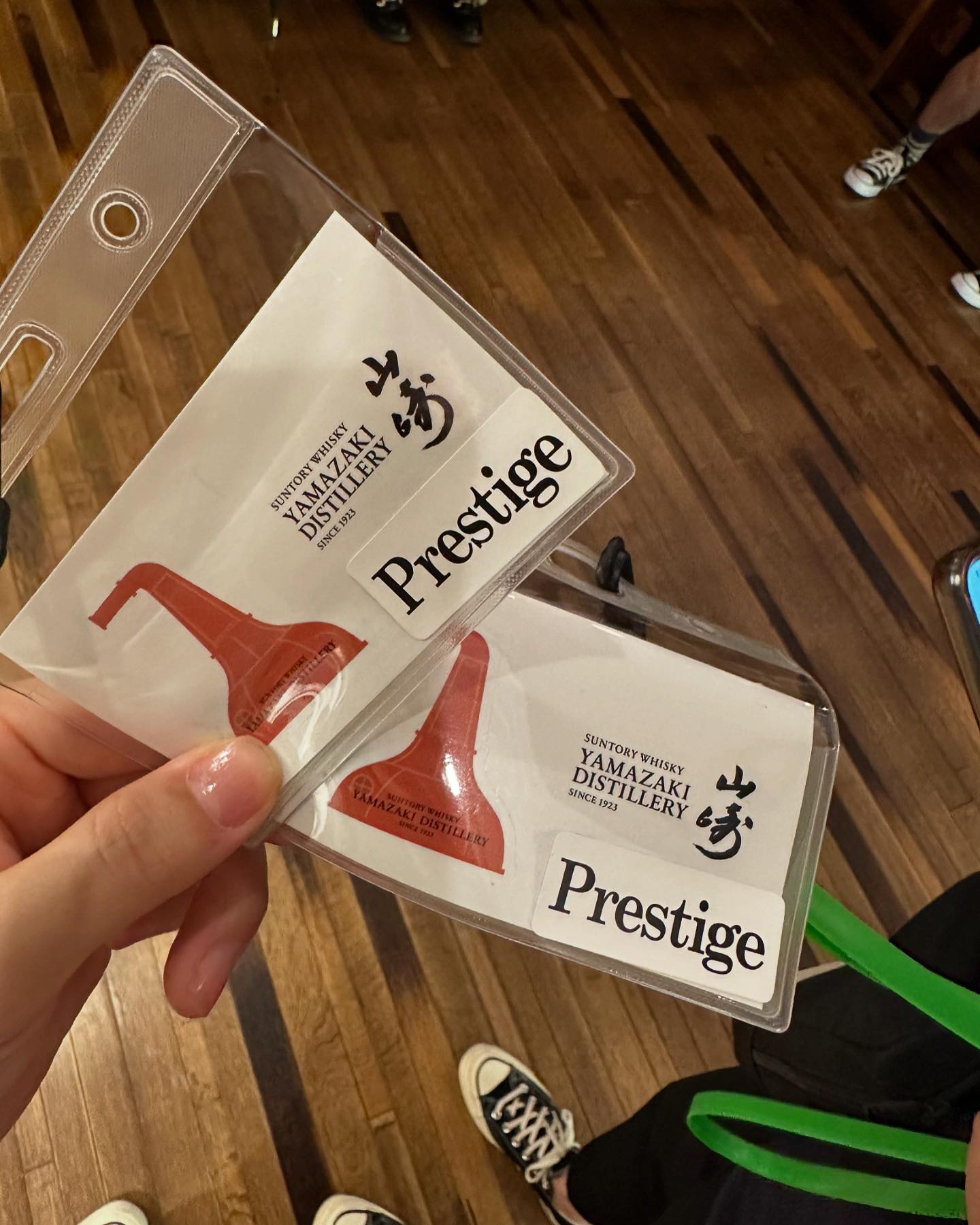 더운여름 어쩔수없이 오사카교토를 가게 된 이유
야마자키 증류소에 프레스티지투어 당첨으로 인해 교토행출발👀
전국에서 한달 화, 목으로 5팀만 당첨되는 럭키비키 그게바로 나야✌️✌️✌️✌️
3000엔 투어와는 달리 확실히 프라이빗한 룸에서 설명과 함께 어떤 과정을 거치는지 다 구석구석 투어로 돌아다니며 열기를 느끼고 인생에서 다시는 못 갈 투어를 한 것 만으로 만족👍
야마자키 12년산도 구입하고 히비키 30년산까지 맛 본 결과 우리는 히비키가 좀 더 입맛에 맞앗,,,😳
그래도 인생에 다신 없을듯한 프레스티지 투어 당첨은 오빠에게 행복을 전달해주었다