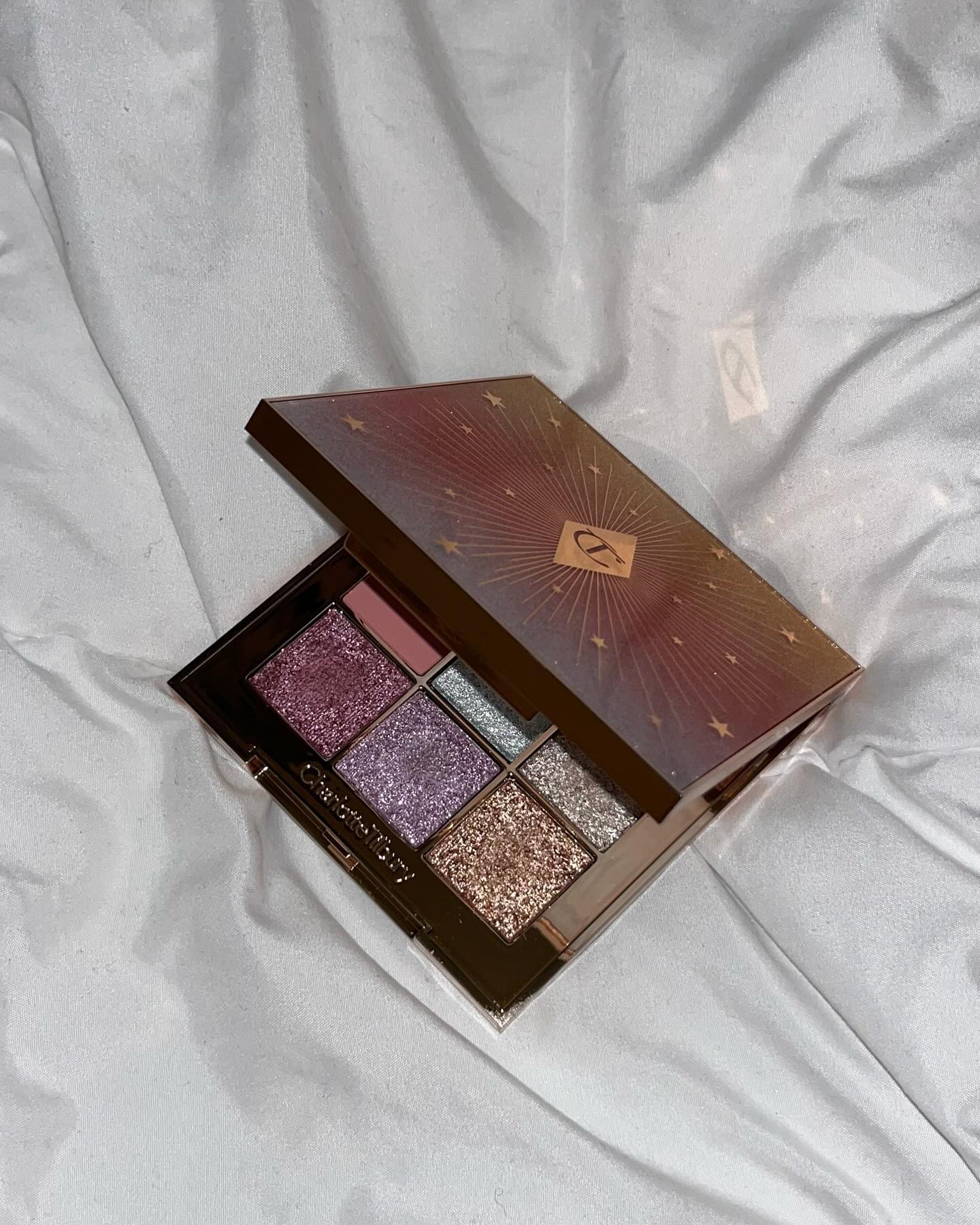 #광고 charlottetilbury

샬롯틸버리의 2023 홀리데이 컬렉션 스텝인투매직으로 화려한 연말보내기!🤍✨
릴스로도 보여드렸지만 글리터 발색이 너~무 예쁘답니다🙈

세련된 칼라로 데일리하게 연출하기에도 너무좋다는점! 🫶🏻
어서 겟 해서 예쁘게 연말 마무리 해요 우리🤍

#샬롯틸버리 #샬롯틸버리홀리데이 #샬롯틸버리홀리데이컬렉션 #stepintomagic #섀도우팔레트 #크리스마스메이크업 # 홀리데이메이크업 #섀도우추천 #코스메틱브랜드 #데일리룩 #오오티디