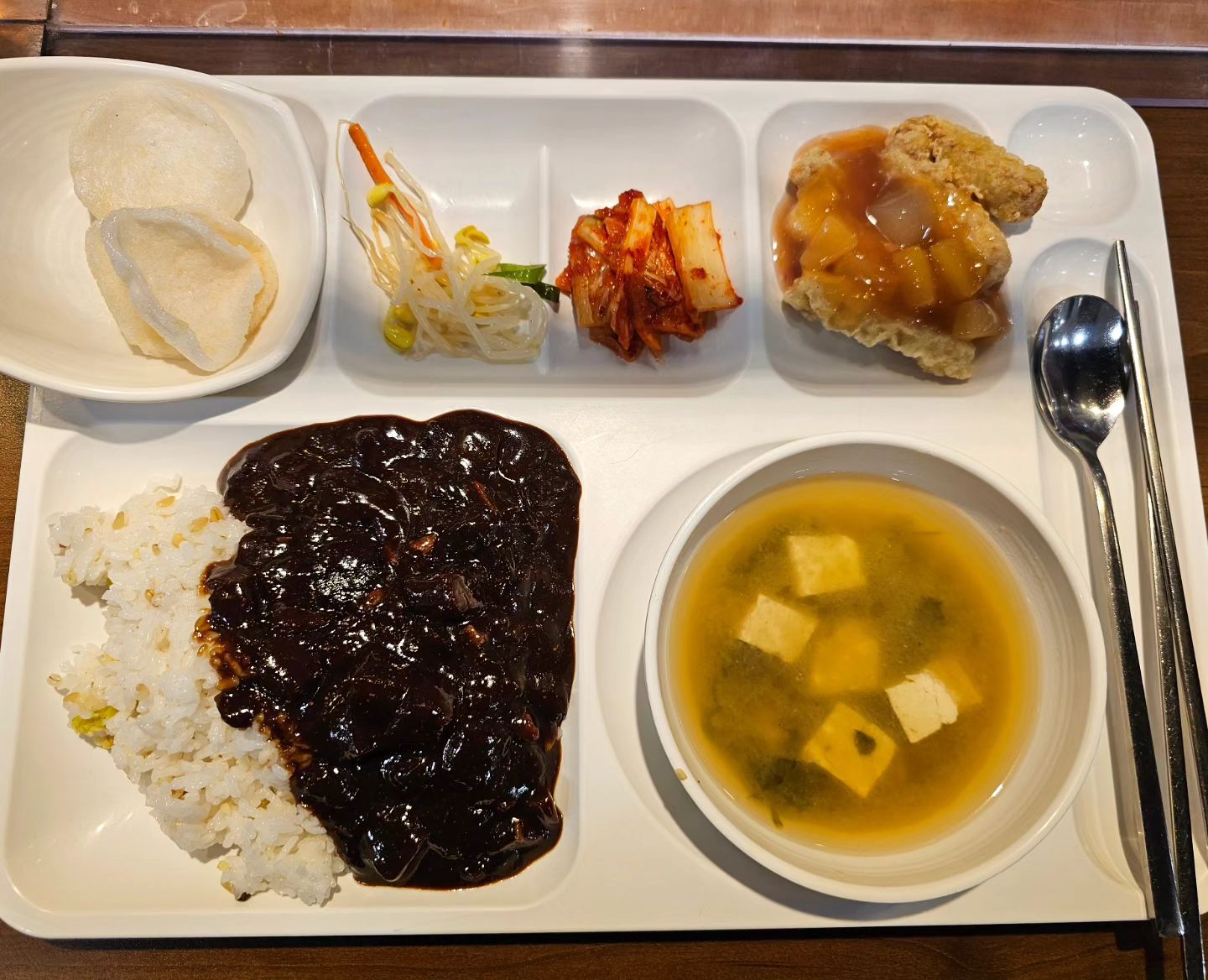 오랜만에 식당에서 점슴해결🫶
나름 야무지게 싹싹 긁어먹은건 안비밀🤫