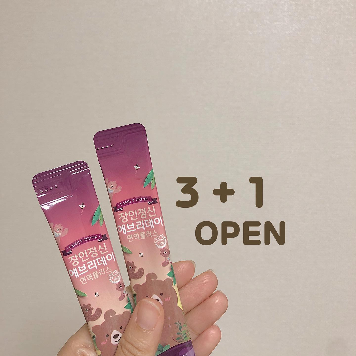 [광고][공동구매] 
장인정신 면역플러스 공구 3 + 1 오픈 ✨ 

면연락플러스 아니고 면역플러스입니다 ! 
기존 제품 단종으로 면역플러스로 진행되요 🤗 
면역플러스와 면역락플러스의 차이점은 
부원료의 차이가 조금 있구요 ! 
주원료인 아연과 엘더베리는 동일합니다 💛 

🔖 12월 프로모션 
✓ 면역플러스 스틱 3박스 구매시 , 
➜ 면역플러스 스틱 1박스 추가증정
✓ 면역플러스 병 3박스 구매시 , 
➜ 면역플러스 병 1박스 추가증정 

장인정신 프로모션은 본품증정이 제일 좋은거 아시죠 ? 
오랜만에 다시 진행하는 면역플러스예요 🙌🏻 
문의 많이 주셨었는데 한동안 품절이었거든요 😂 
이번에 수량이 풀려서 공구 바로 준비했어요 ! 
면역플러스 기다리셨던 분들 
이번에 꼭 챙겨주시면 좋을것 같아요 💛

문의는 댓글이나 디엠 주시고 , 
구매는 프로필링크로 연결해주세요 🥰