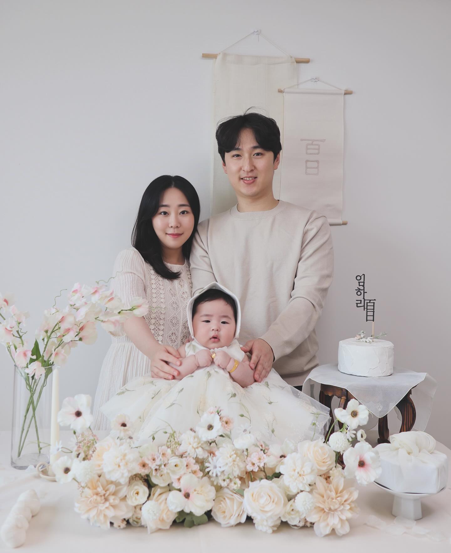 하리 100일 기록🎞️
지금처럼 앞으로도 순하리로 커주라🫶🏻
한번을 안웃어주는 입삐쭉 딸이랑 간신히 건진 가족사진!!