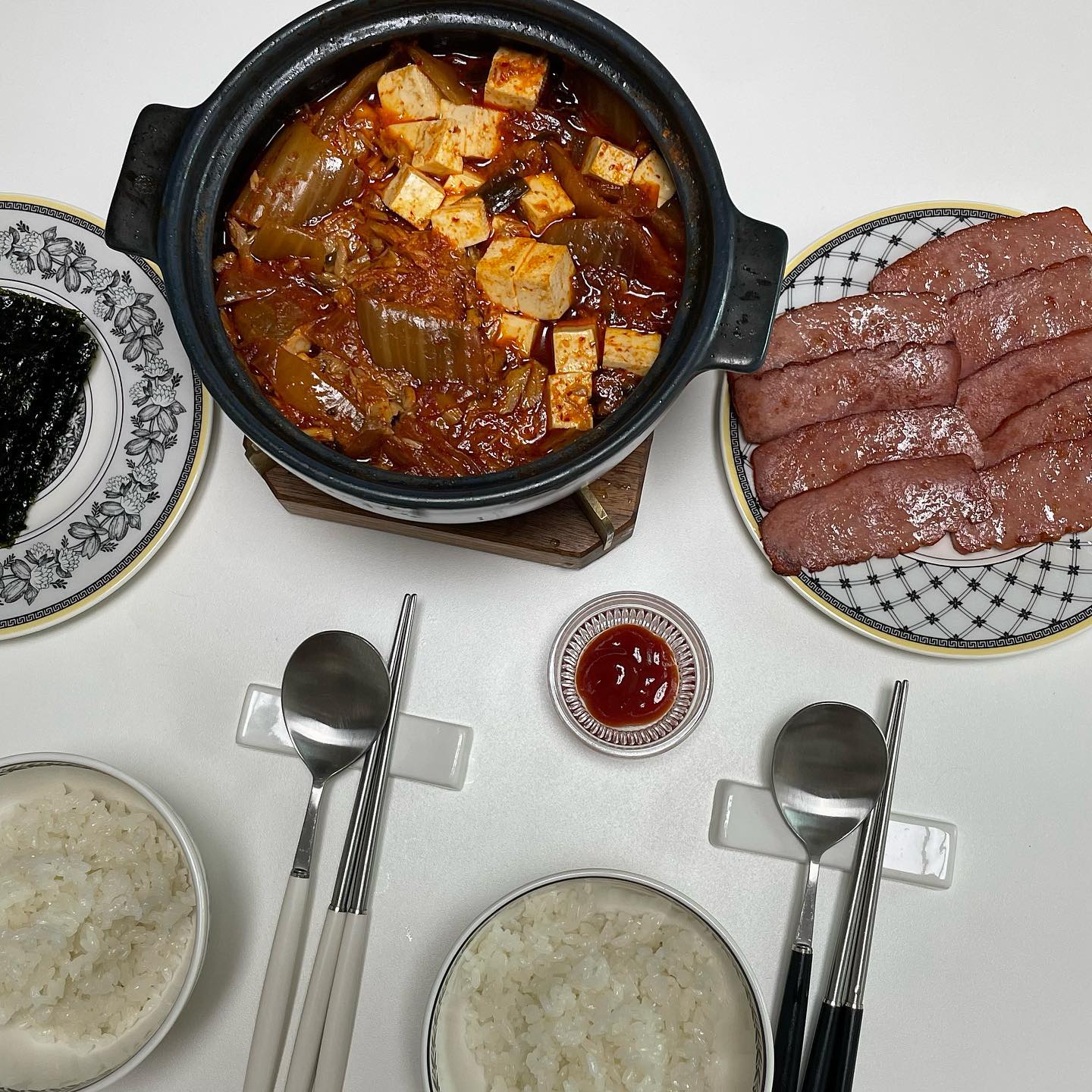 연휴 끝나고 화요일 
오랜만에 간단히 집밥💛 
#김치찌개 🍲