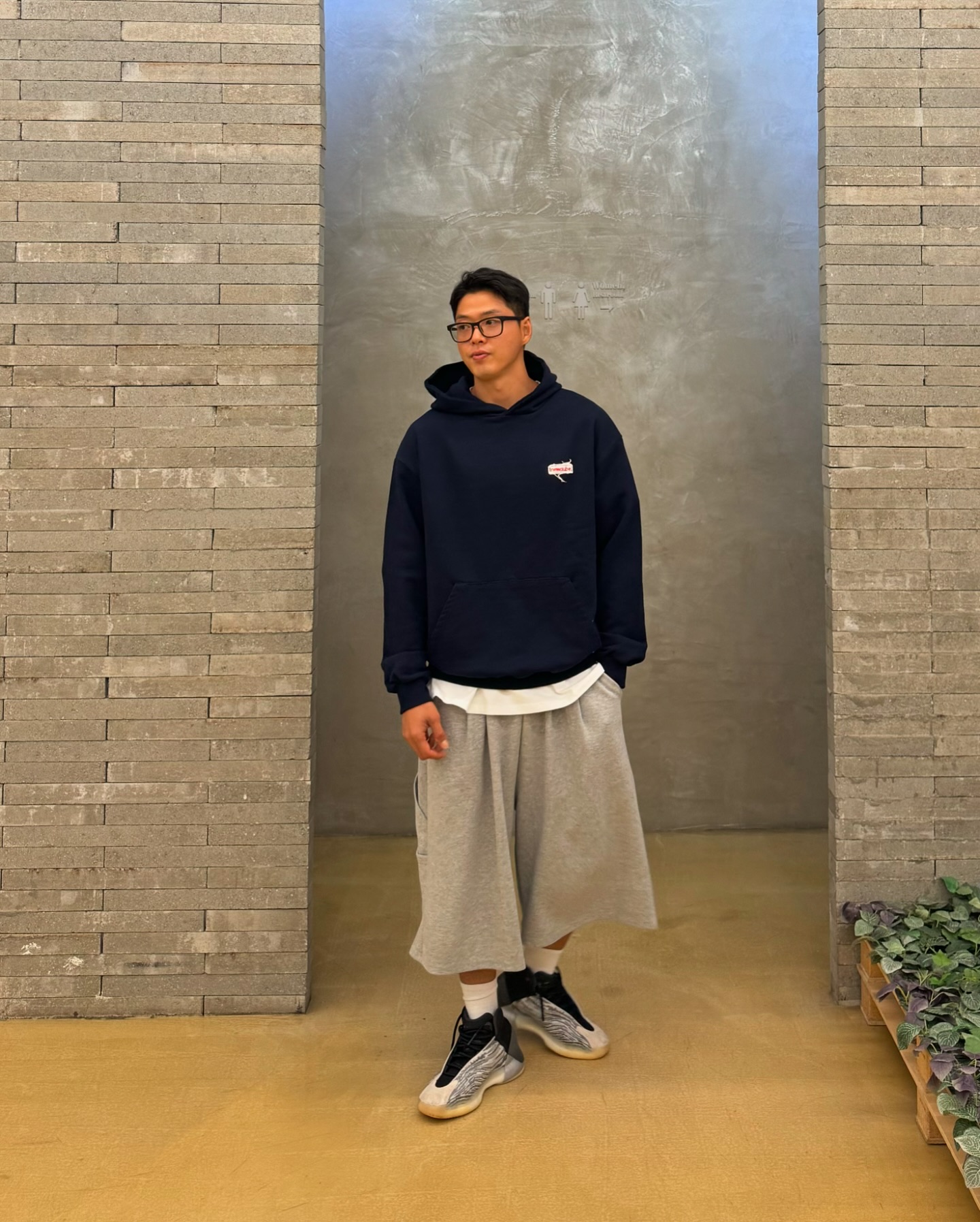 🧱
#협찬 4XRCOMPANY newaube_

편한게 쵝오야!!! 가을엔 역시 후드지.

• 뉴오브의 트월 컷팅 자수 후드티

#뉴오브 #NEWAUBE #4XR #가을후드티 #오버핏후드코디 #빅사이즈 #자수후드티 #가을스타일링 #GIFT