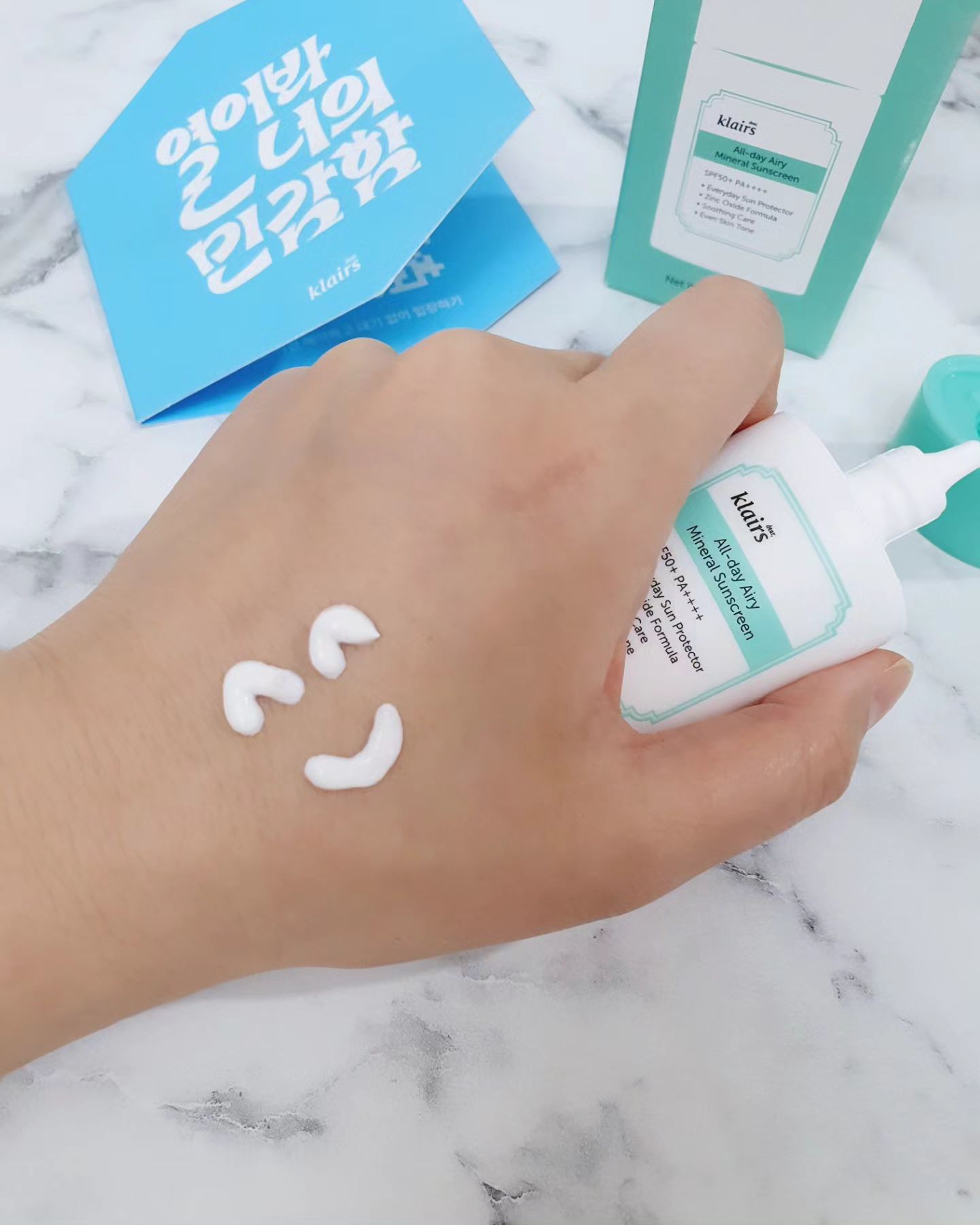#제품제공 dear_klairs 
.
디어, 클레어스 올 데이 에어리 무기자차 선크림 🌞 
SPF50+ PA++++
.
바르는 순간부터 하루 종일 가볍고 산뜻한 사용감의 선블록이에요.
.
평소 발림감과 백탁 때문에 무기자차보단 유지자차를 선호하는데
이번 디어, 클레어스의 무기자차 선크림은 가볍고 편안한 사용감에 백탁보단 살짝 반톤 정도 업 되는 색감이라 만족하며 사용하고 있어요 🫶
.
선크림 사용 후 베이스 메이크업도 밀림 없이 예쁘게 잘 받습니다 🩵
.
민감한 피부를 가진 분들은 더 만족하실 것 같아요.
.
디어, 클레어스가 궁금하신 분들은 성수동에서 진행중인 팝업스토어 가보셔도 좋겠네요. 
누구나 방문 가능해서 저도 예약 후 방문하려고 합니다 🩷
.
.
📍 Dear, Klairs 성수 팝업스토어
일정 : 2024. 3. 30 - 4.14
시간 : 11:00 - 20:00
장소 : 서울특별시 성동구 연무장5길 19 (성수역 4번 출구)
.
.
#클레어스 #선크림 #무기자차 #선크림추천 #무기자차선크림 #톤업선크림 #민감자차 #나만민감함 #열어봐너의민감함 #성수팝업 #디어클레어스팝업 #sunnykimbeauty #klairs #loveklairs