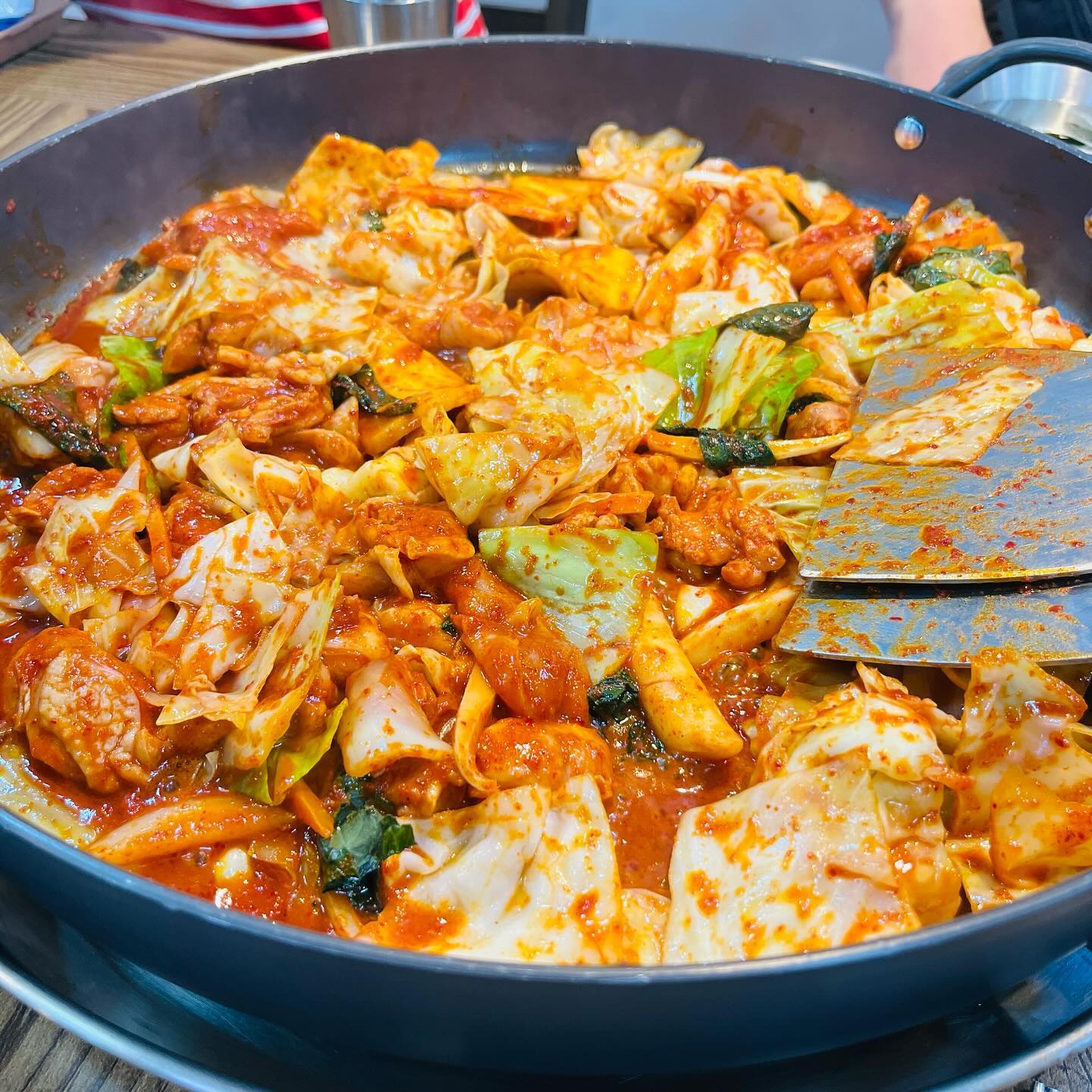 본가중앙탑막국수 연수점 
#충주닭갈비#충주맛집 #어스푼#어스푼미식회
#충주라이크 #협찬

충주 닭갈비 맛집의 철판닭갈비를 소개해 보는데 
보시는 봐야 같이 야채가 넉넉히 들어가 있고 
특히 이곳은 국내산 냉장육 닭고기를 취급하고 있답니다 
이곳은 여느 집과 마찮가지로 직원분들께서 
닭갈비가 잘 익을 때까지 정성스럽게 볶아 주셨습니다
저는 본가중앙탑막국수 닭갈비 양념맛이 너무 좋더라구요 
양념맛이 좋아 볶음밥도 역시 훌륭하더라구요 
정말 맛있는 볶음밥 ❤️
꼭 다시 방문해 보고 싶은 맛집 입니다>.<

📥주소 
충북 충주시 금봉대로 621 1층 중앙탑막국수
⏰영업시간 
월/화/목/금/토/일 
10:00 ~ 21:00 
라스트오더 20:20 
매주 수요일 정기휴무 
☎️매장 전화번호 
0507-1399-5518